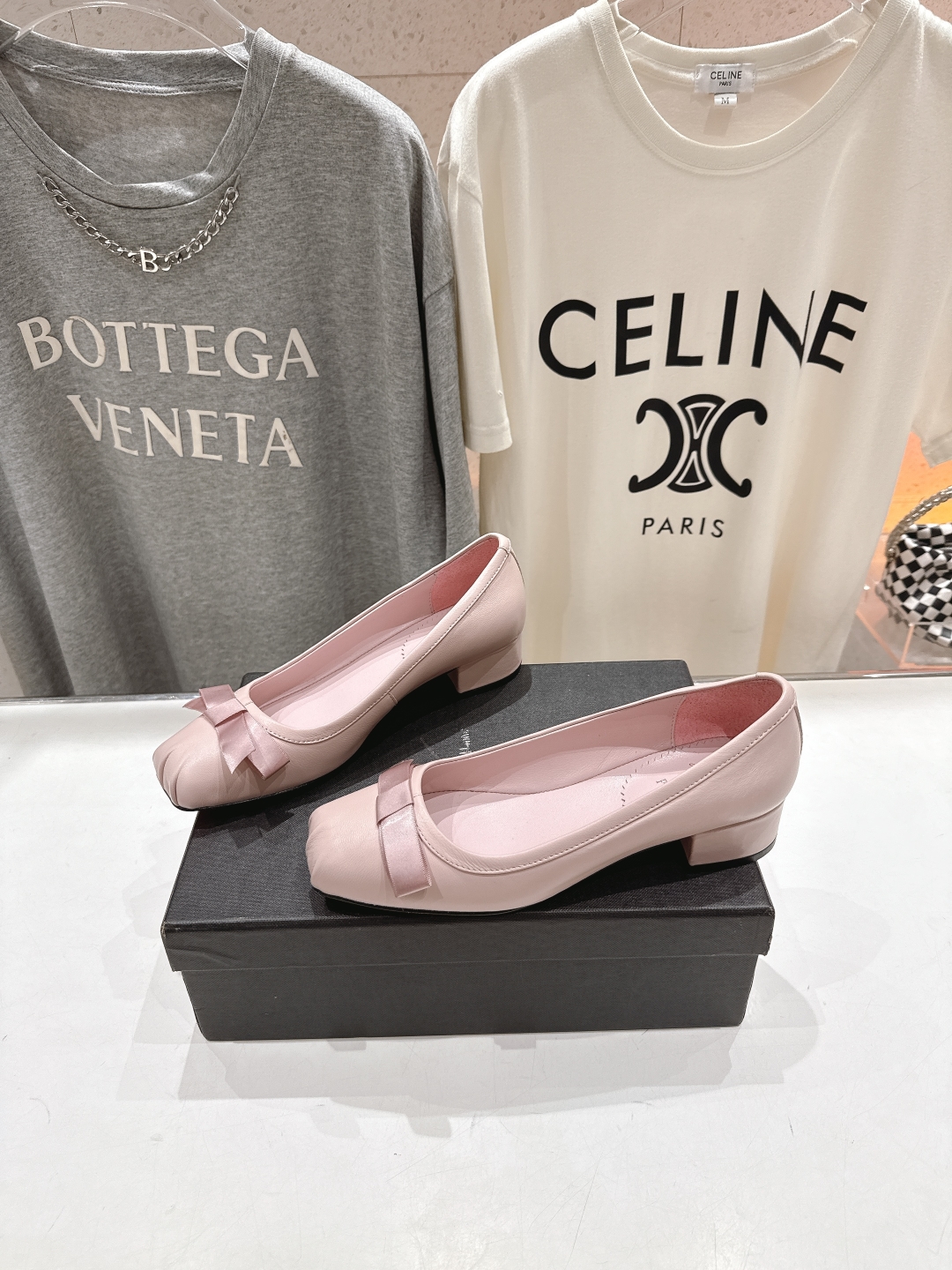 高版本出厂
  Giuseppe zanotti 与 Christian Loubouti 推出首个联名