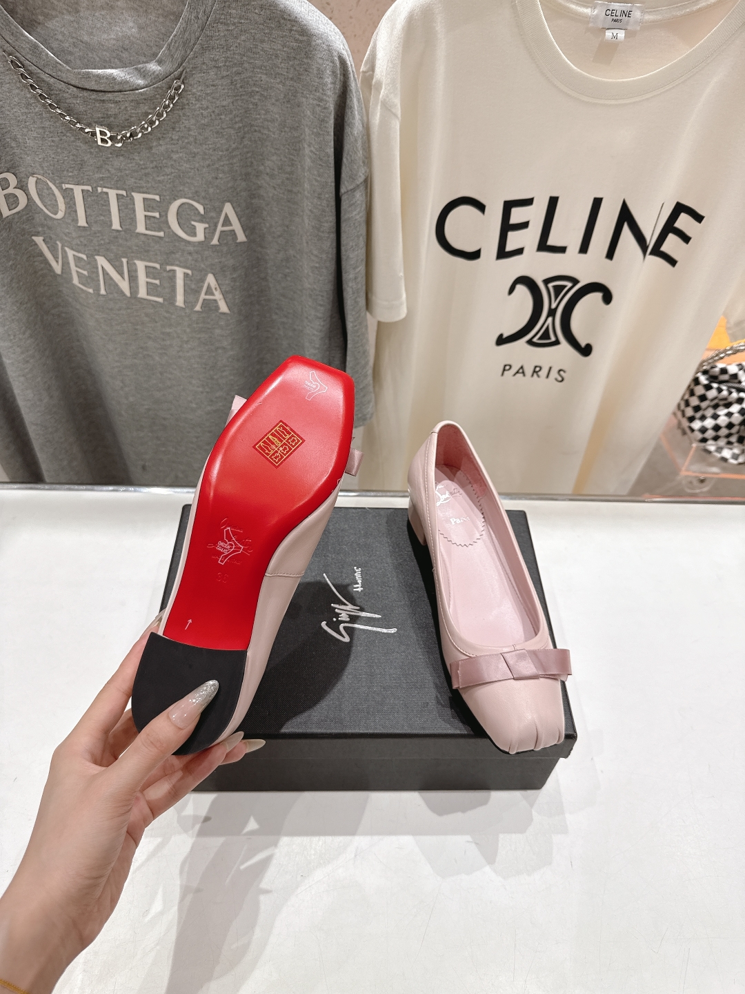 高版本出厂
  Giuseppe zanotti 与 Christian Loubouti 推出首个联名