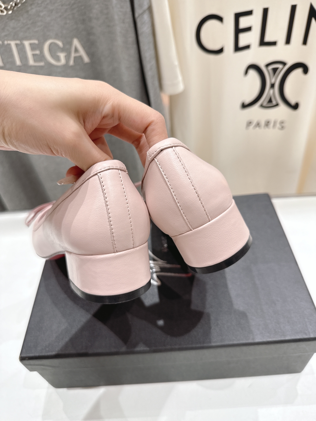 高版本出厂
  Giuseppe zanotti 与 Christian Loubouti 推出首个联名