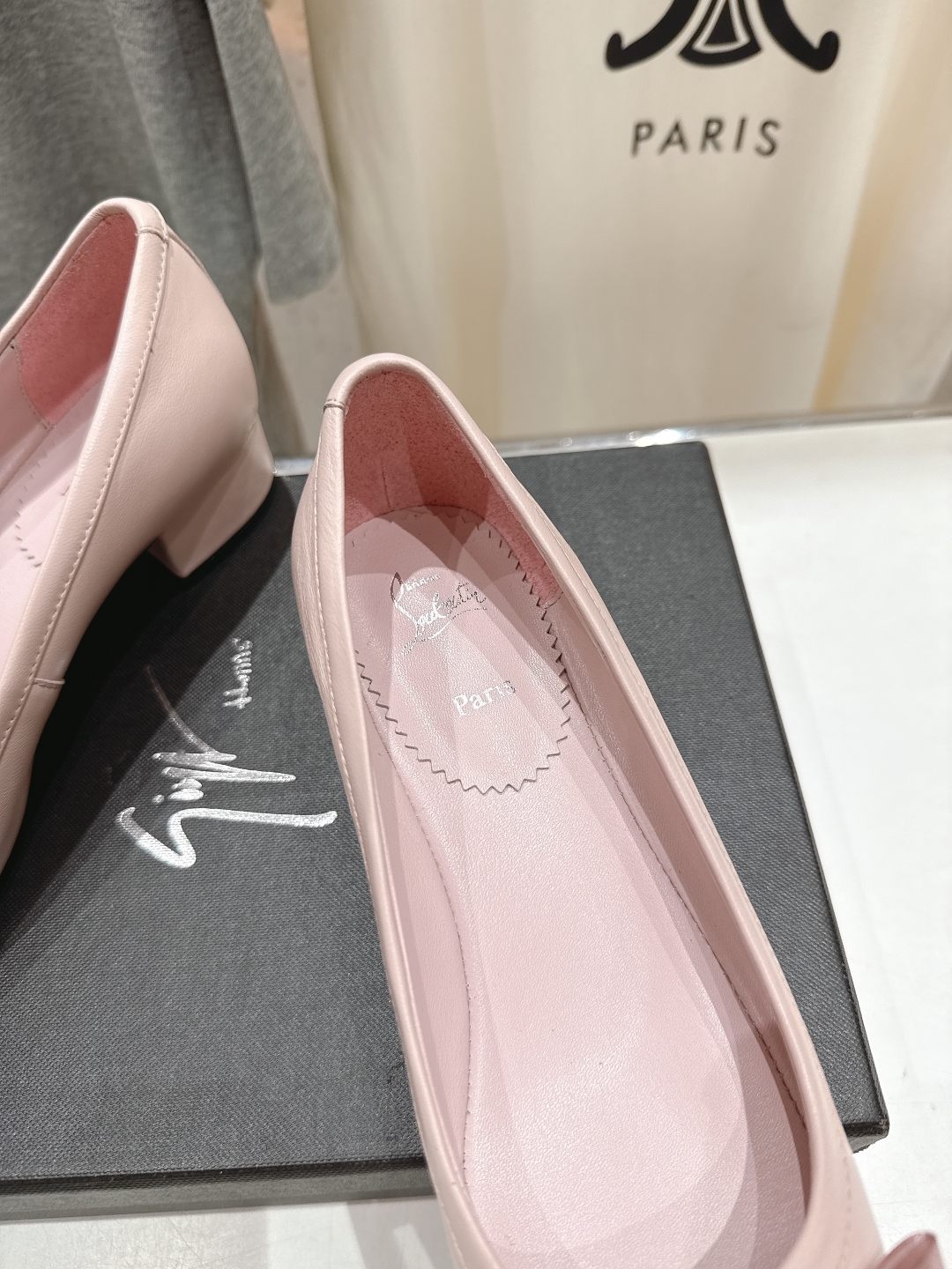 高版本出厂
  Giuseppe zanotti 与 Christian Loubouti 推出首个联名
