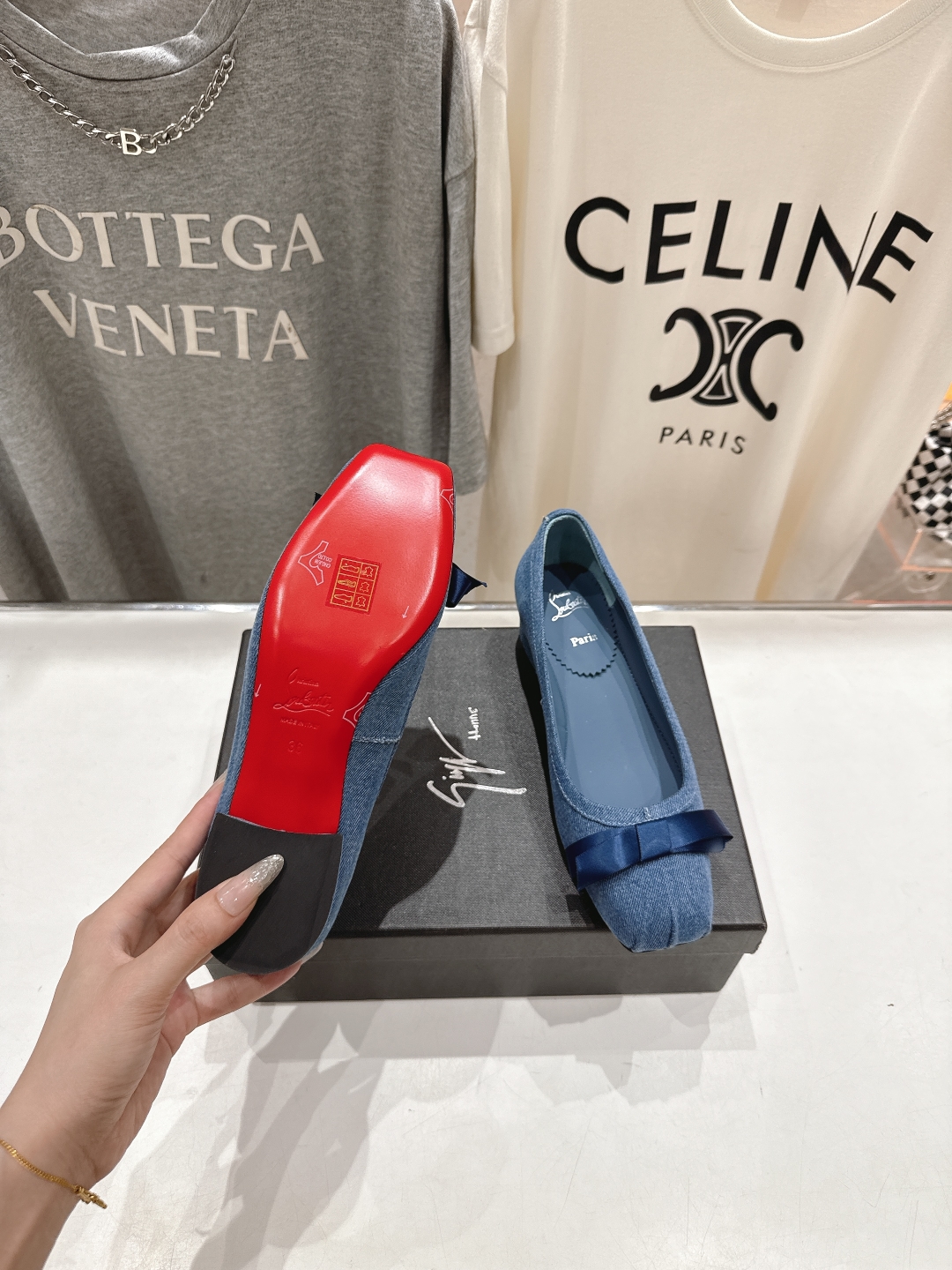 高版本出厂
  Giuseppe zanotti 与 Christian Loubouti 推出首个联名