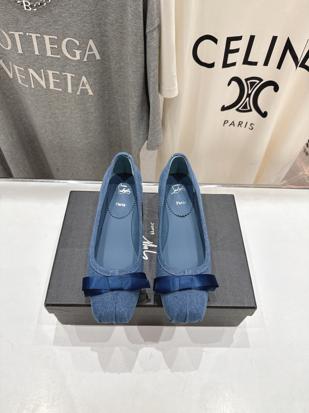 高版本出厂
  Giuseppe zanotti 与 Christian Loubouti 推出首个联名
