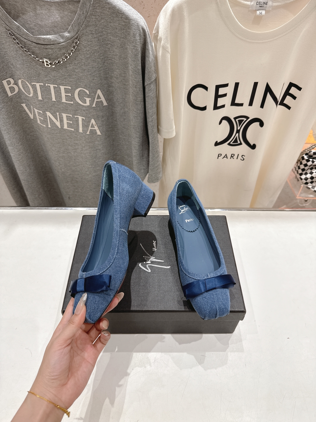 高版本出厂
  Giuseppe zanotti 与 Christian Loubouti 推出首个联名