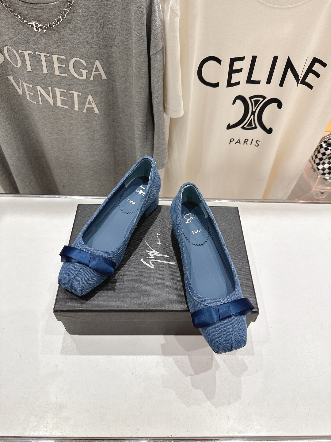 高版本出厂
  Giuseppe zanotti 与 Christian Loubouti 推出首个联名