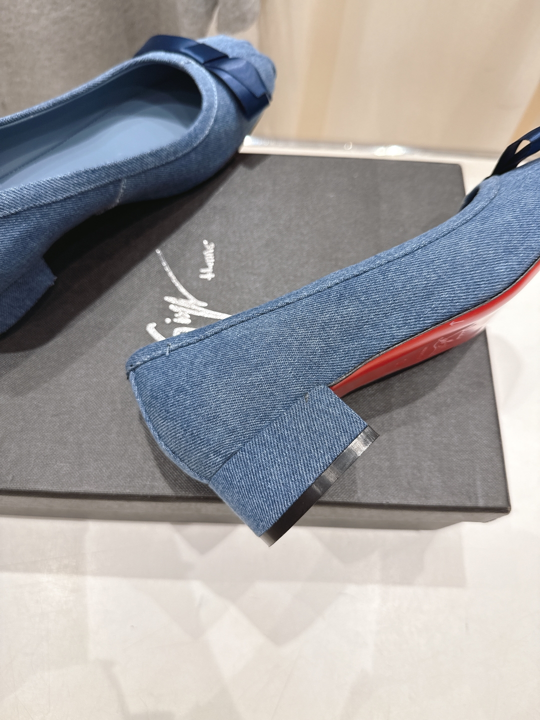 高版本出厂
  Giuseppe zanotti 与 Christian Loubouti 推出首个联名