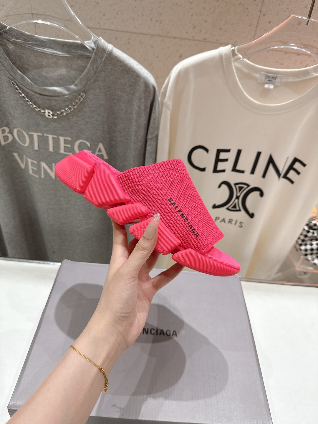 高版本出厂   男码+10
  Balenciaga/巴黎世家25ss最新爆款夏季厚底沙滩针织拖鞋～情侣