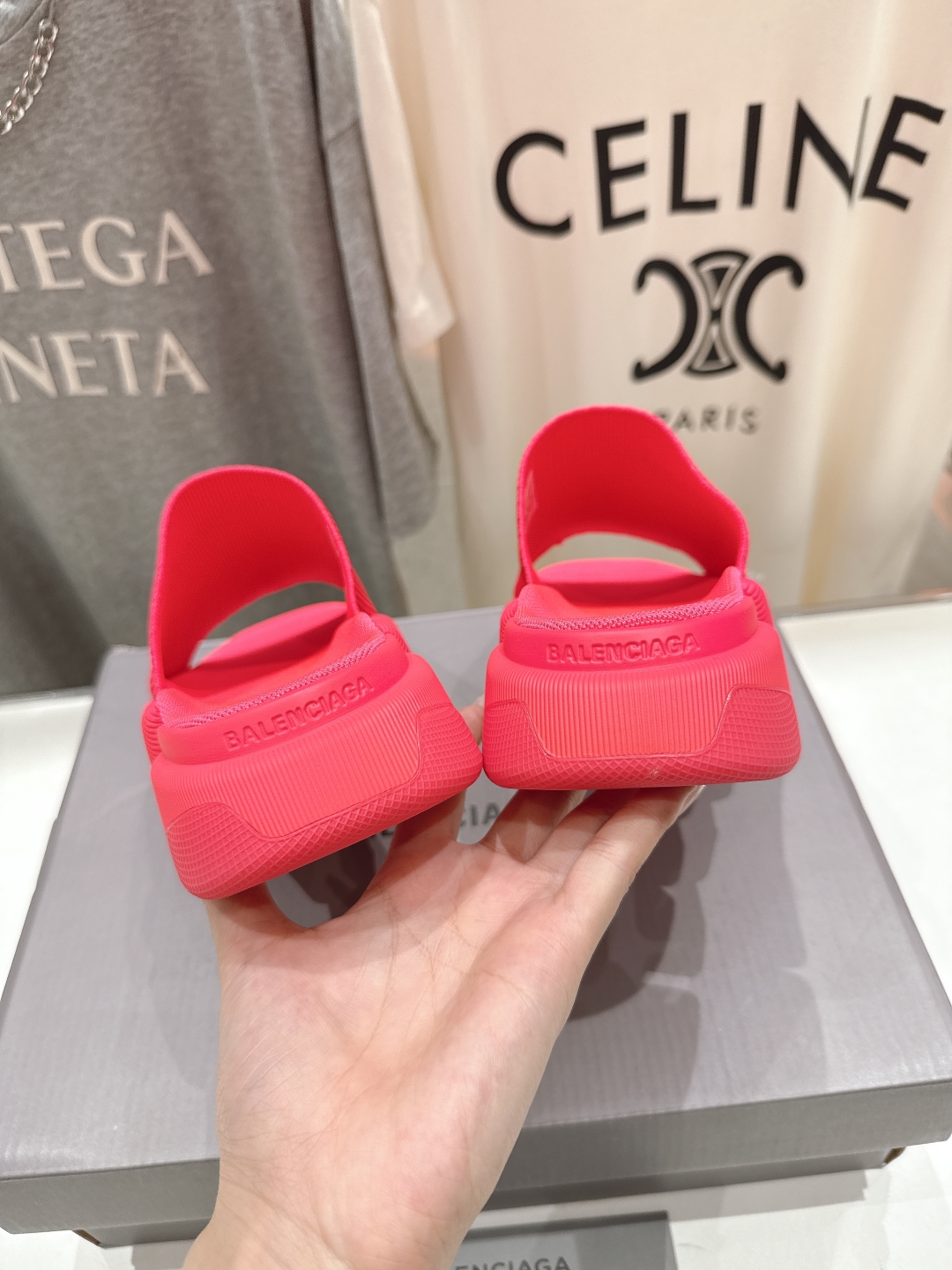高版本出厂   男码+10
  Balenciaga/巴黎世家25ss最新爆款夏季厚底沙滩针织拖鞋～情侣