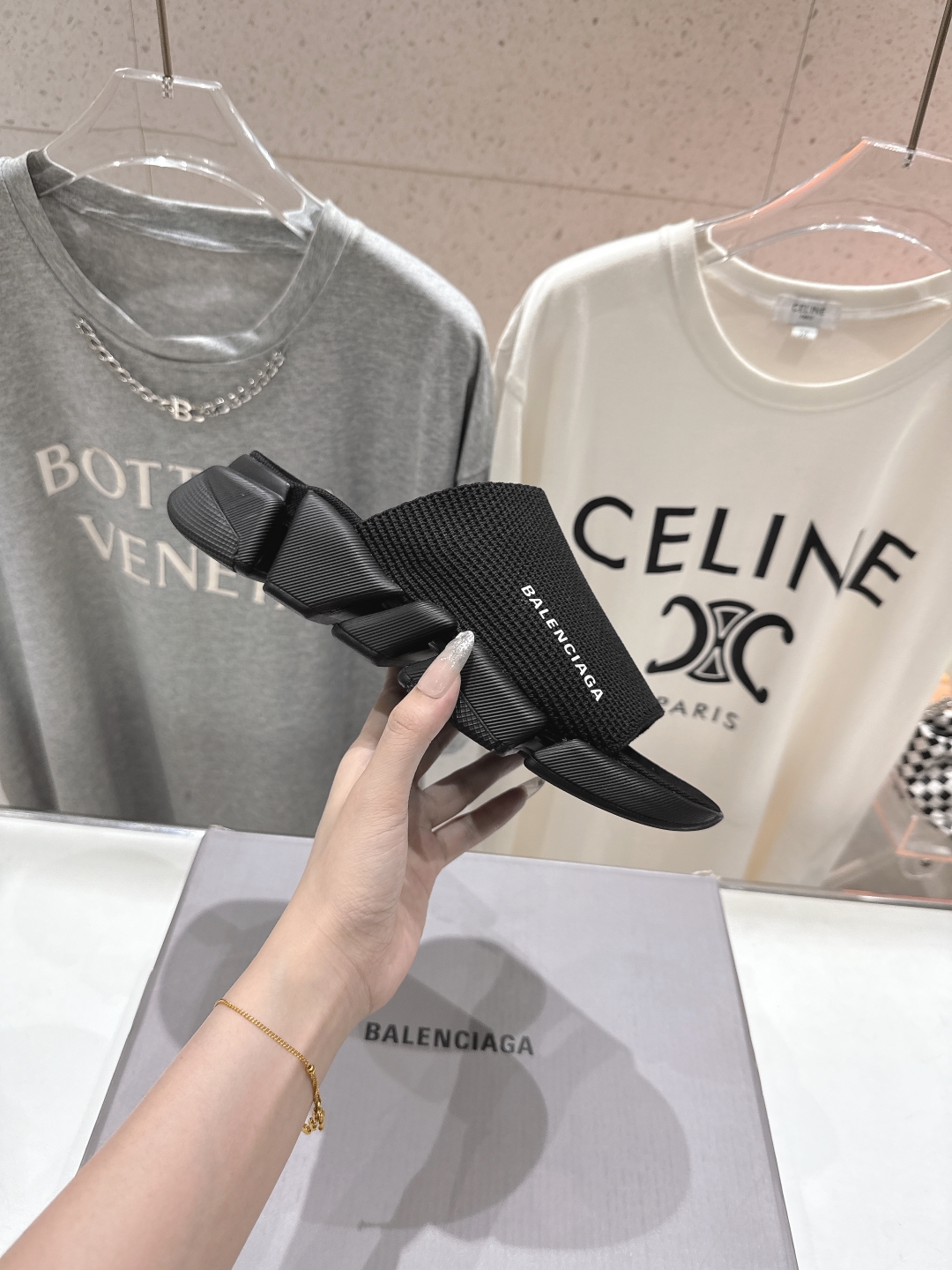 高版本出厂   男码+10
  Balenciaga/巴黎世家25ss最新爆款夏季厚底沙滩针织拖鞋～情侣