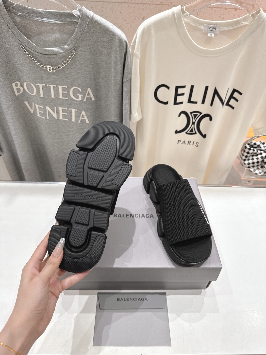 高版本出厂   男码+10
  Balenciaga/巴黎世家25ss最新爆款夏季厚底沙滩针织拖鞋～情侣
