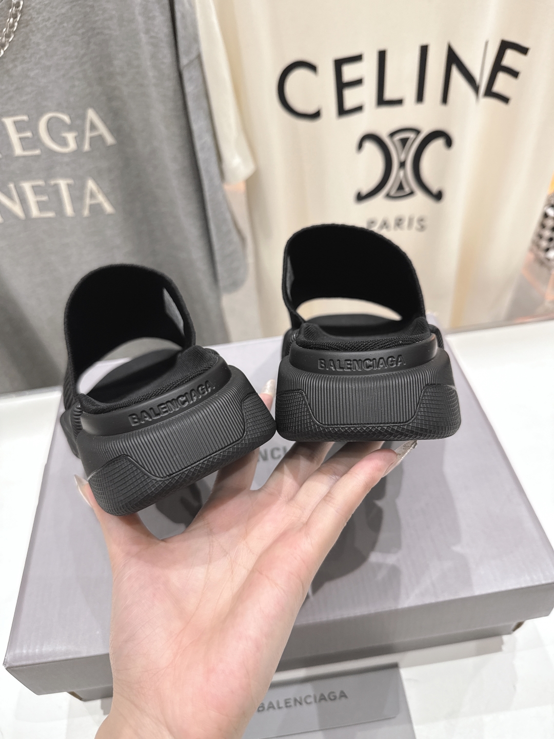 高版本出厂   男码+10
  Balenciaga/巴黎世家25ss最新爆款夏季厚底沙滩针织拖鞋～情侣