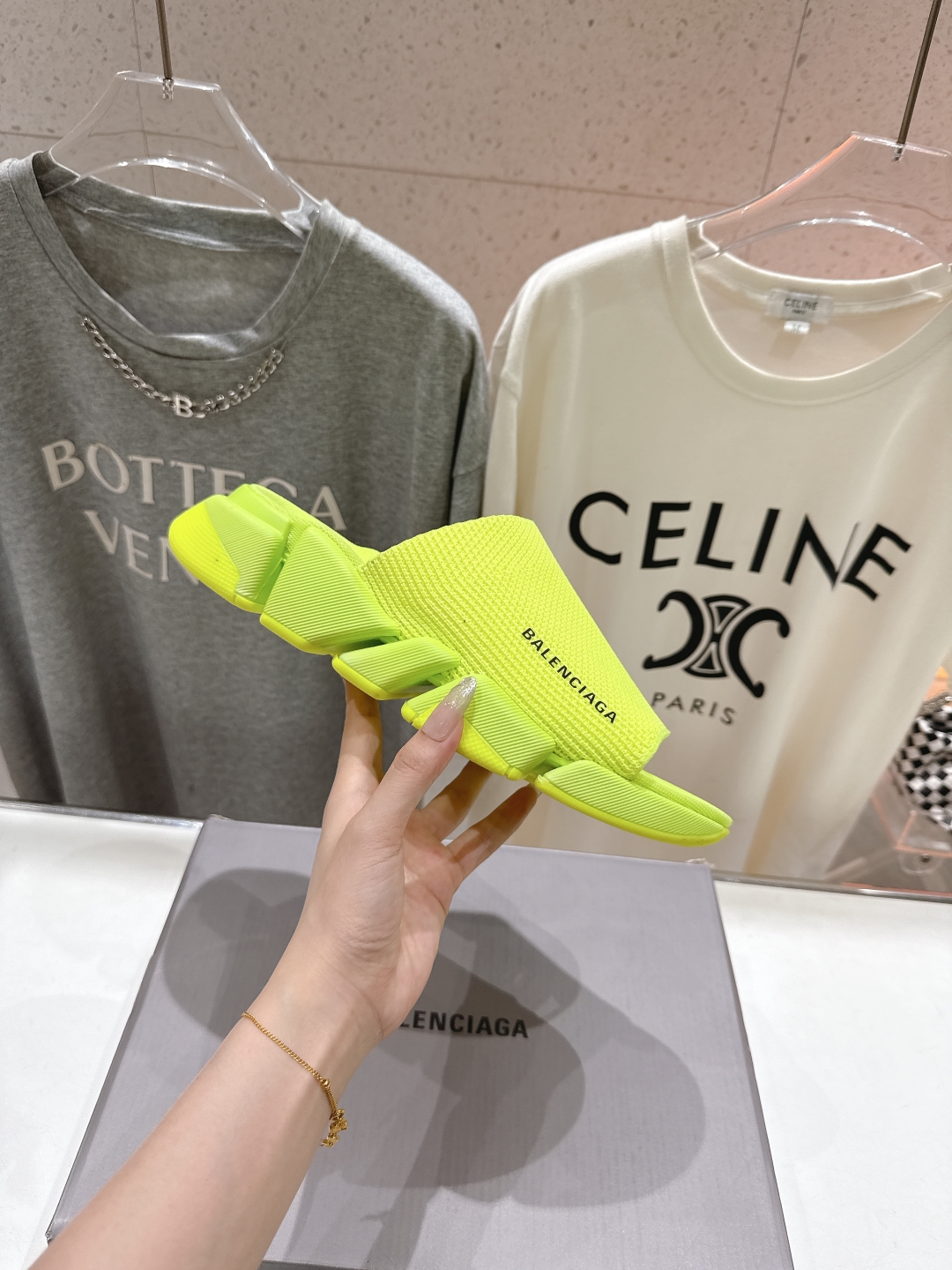 高版本出厂   男码+10
  Balenciaga/巴黎世家25ss最新爆款夏季厚底沙滩针织拖鞋～情侣