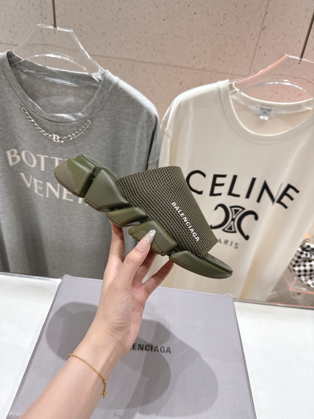 高版本出厂   男码+10
  Balenciaga/巴黎世家25ss最新爆款夏季厚底沙滩针织拖鞋～情侣