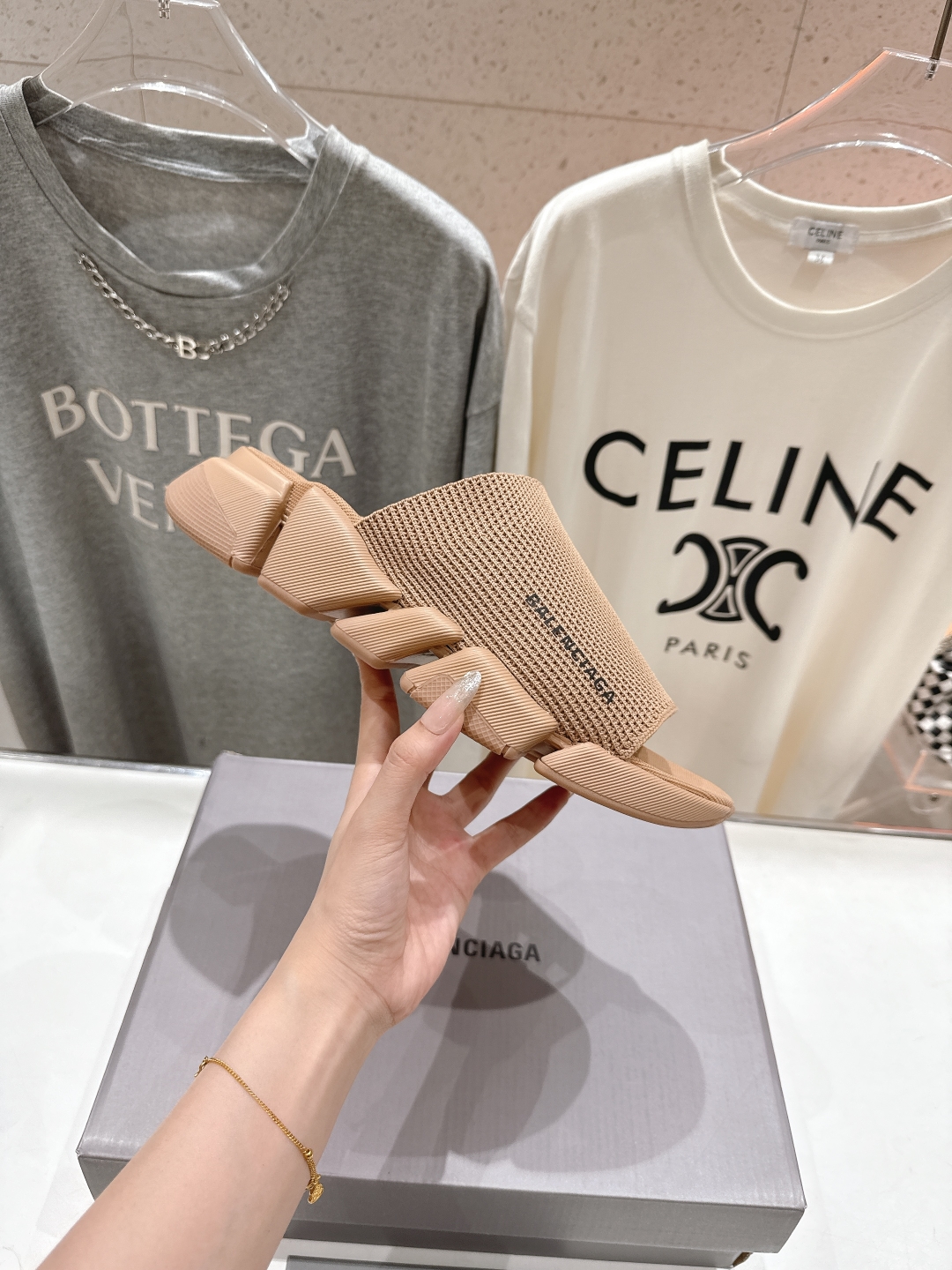 高版本出厂   男码+10
  Balenciaga/巴黎世家25ss最新爆款夏季厚底沙滩针织拖鞋～情侣