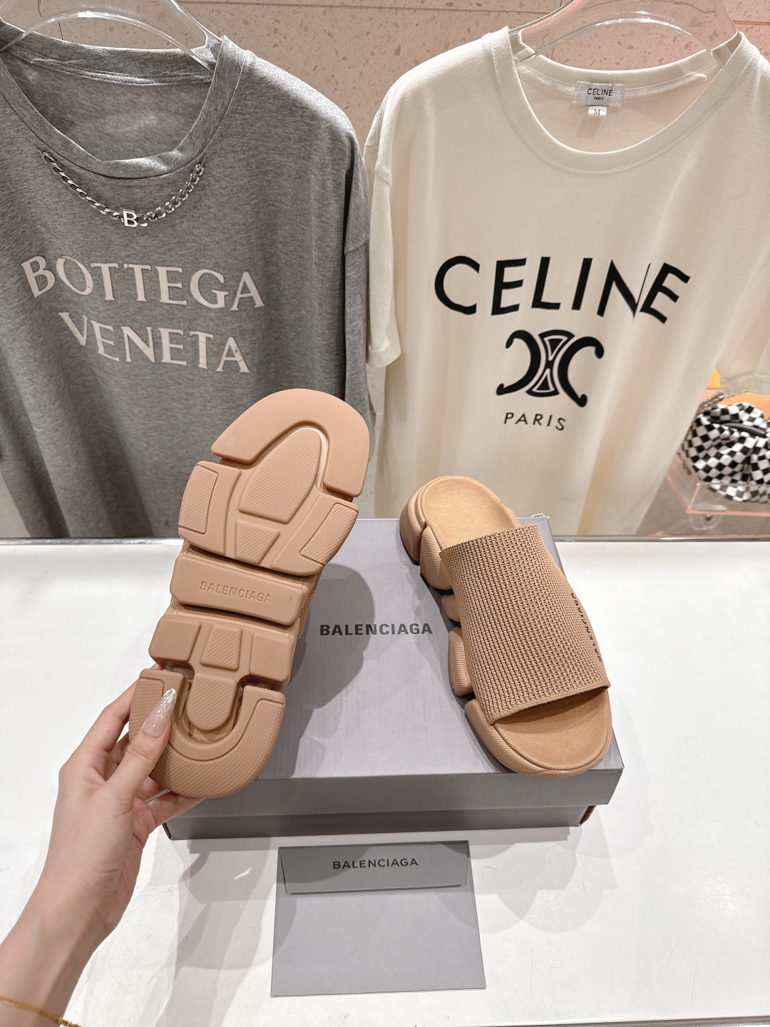 高版本出厂   男码+10
  Balenciaga/巴黎世家25ss最新爆款夏季厚底沙滩针织拖鞋～情侣