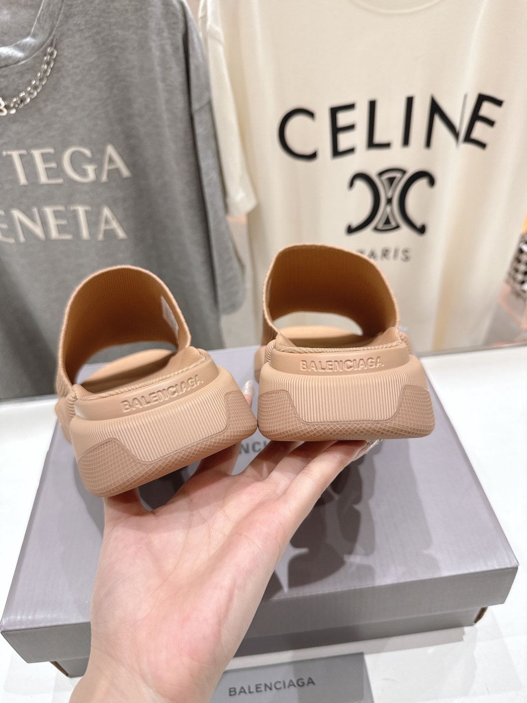 高版本出厂   男码+10
  Balenciaga/巴黎世家25ss最新爆款夏季厚底沙滩针织拖鞋～情侣