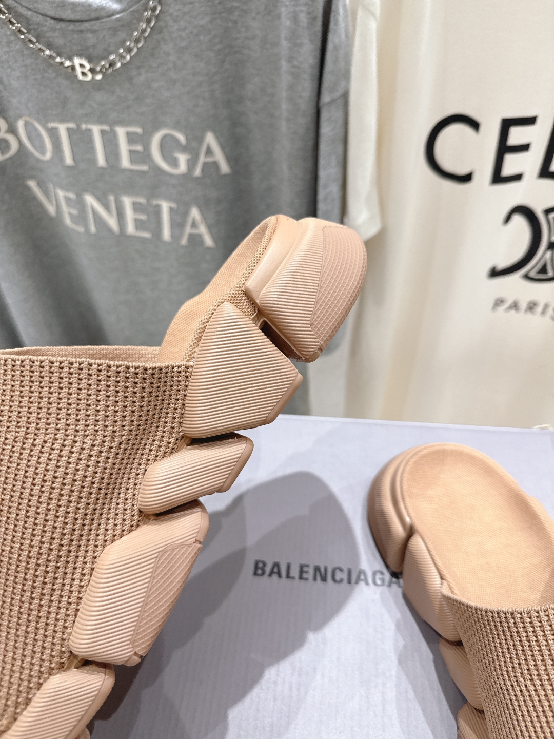 高版本出厂   男码+10
  Balenciaga/巴黎世家25ss最新爆款夏季厚底沙滩针织拖鞋～情侣