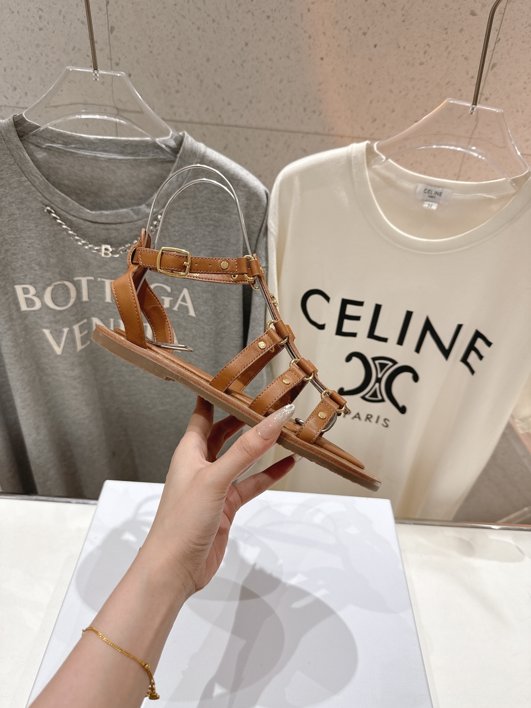 高版本出厂
  𝘾𝙚𝙡𝙞𝙣𝙚夏季最新赛琳时尚复古风罗马平底凉鞋
New Celine/思琳 凉鞋 ➿ 各