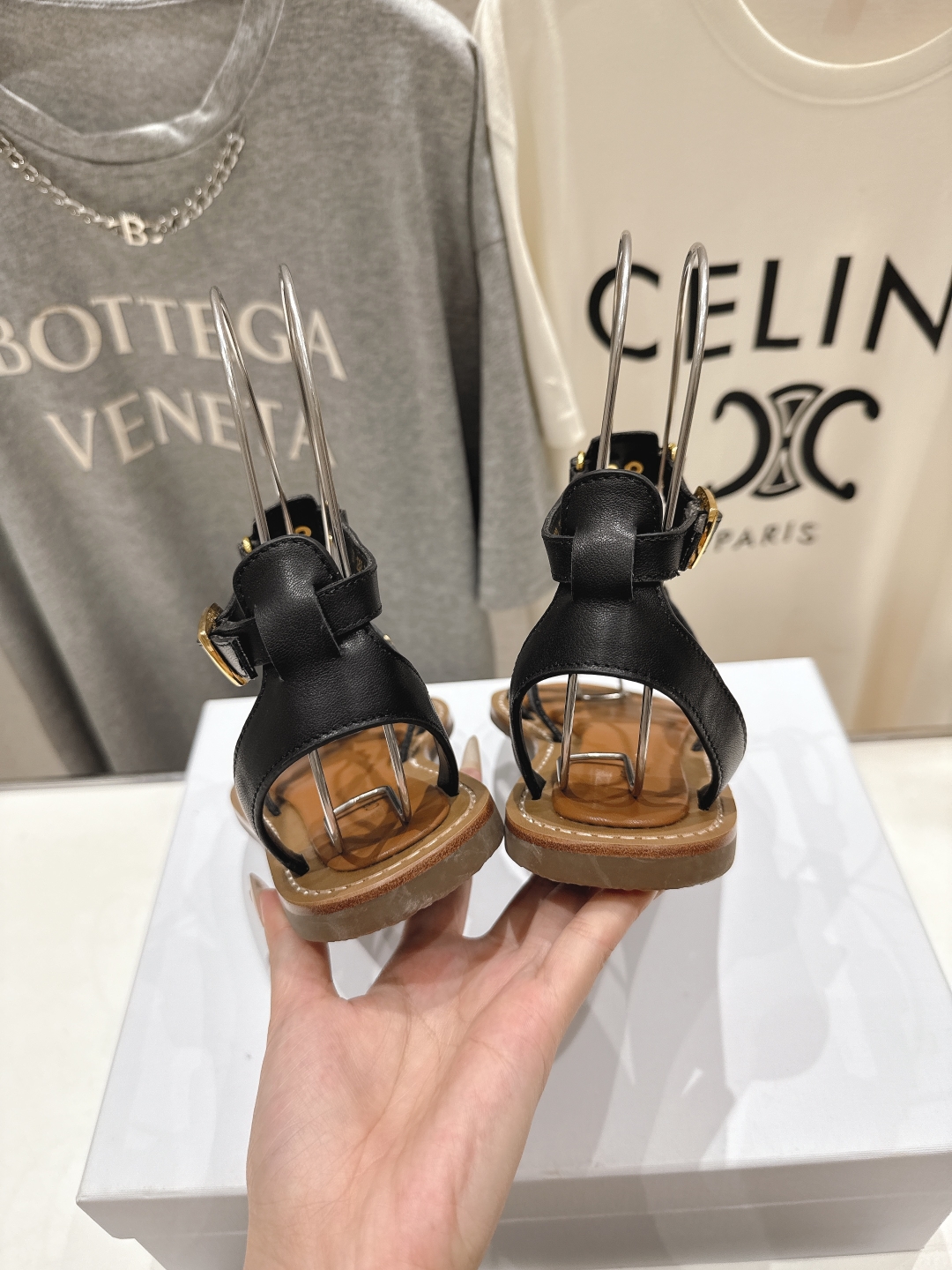 高版本出厂
  𝘾𝙚𝙡𝙞𝙣𝙚夏季最新赛琳时尚复古风罗马平底凉鞋
New Celine/思琳 凉鞋 ➿ 各