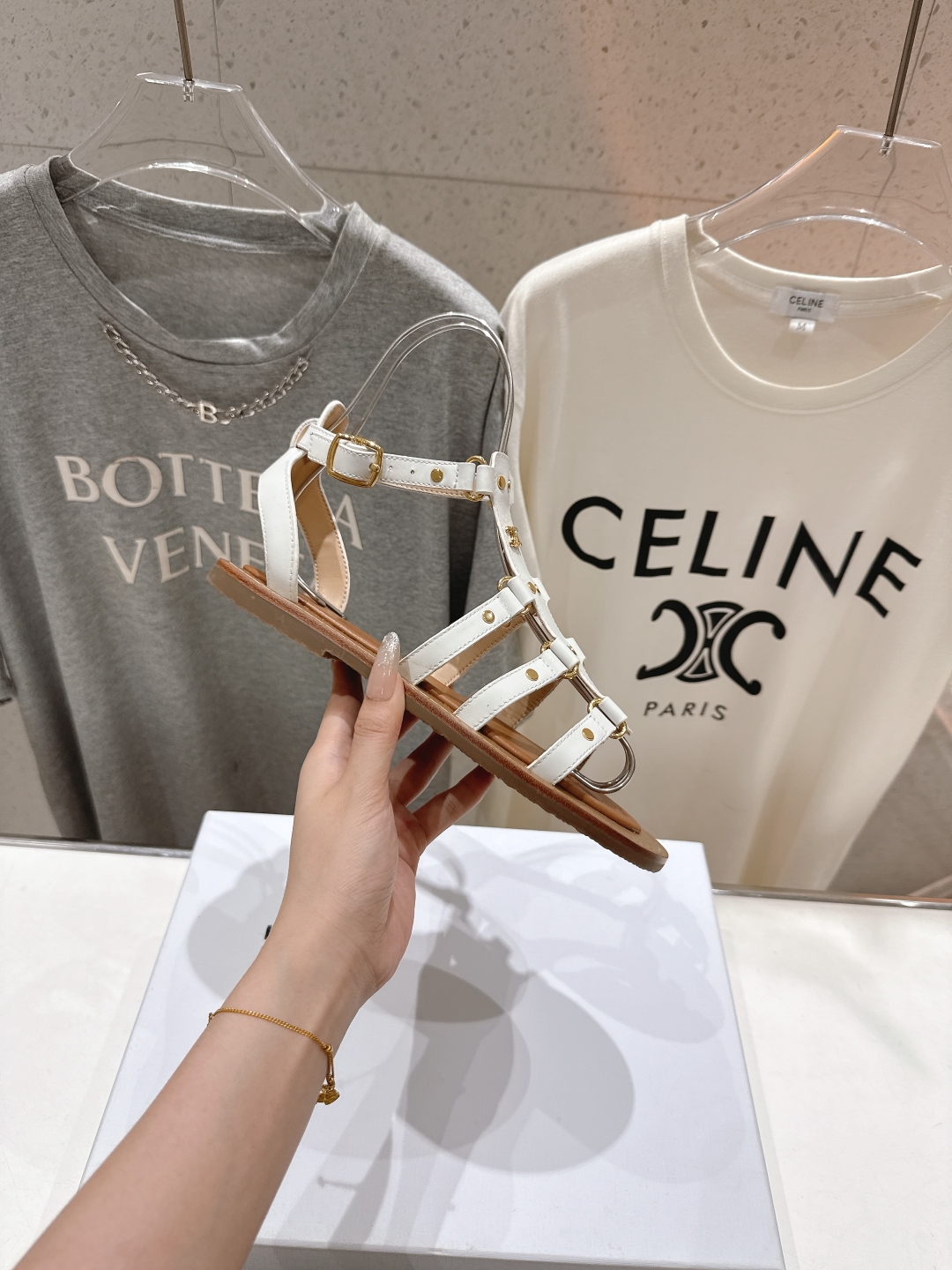 高版本出厂
  𝘾𝙚𝙡𝙞𝙣𝙚夏季最新赛琳时尚复古风罗马平底凉鞋
New Celine/思琳 凉鞋 ➿ 各