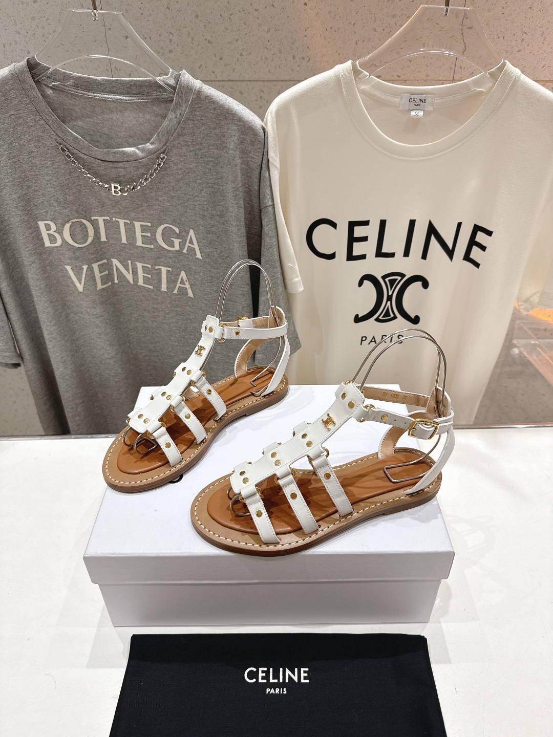 高版本出厂
  𝘾𝙚𝙡𝙞𝙣𝙚夏季最新赛琳时尚复古风罗马平底凉鞋
New Celine/思琳 凉鞋 ➿ 各