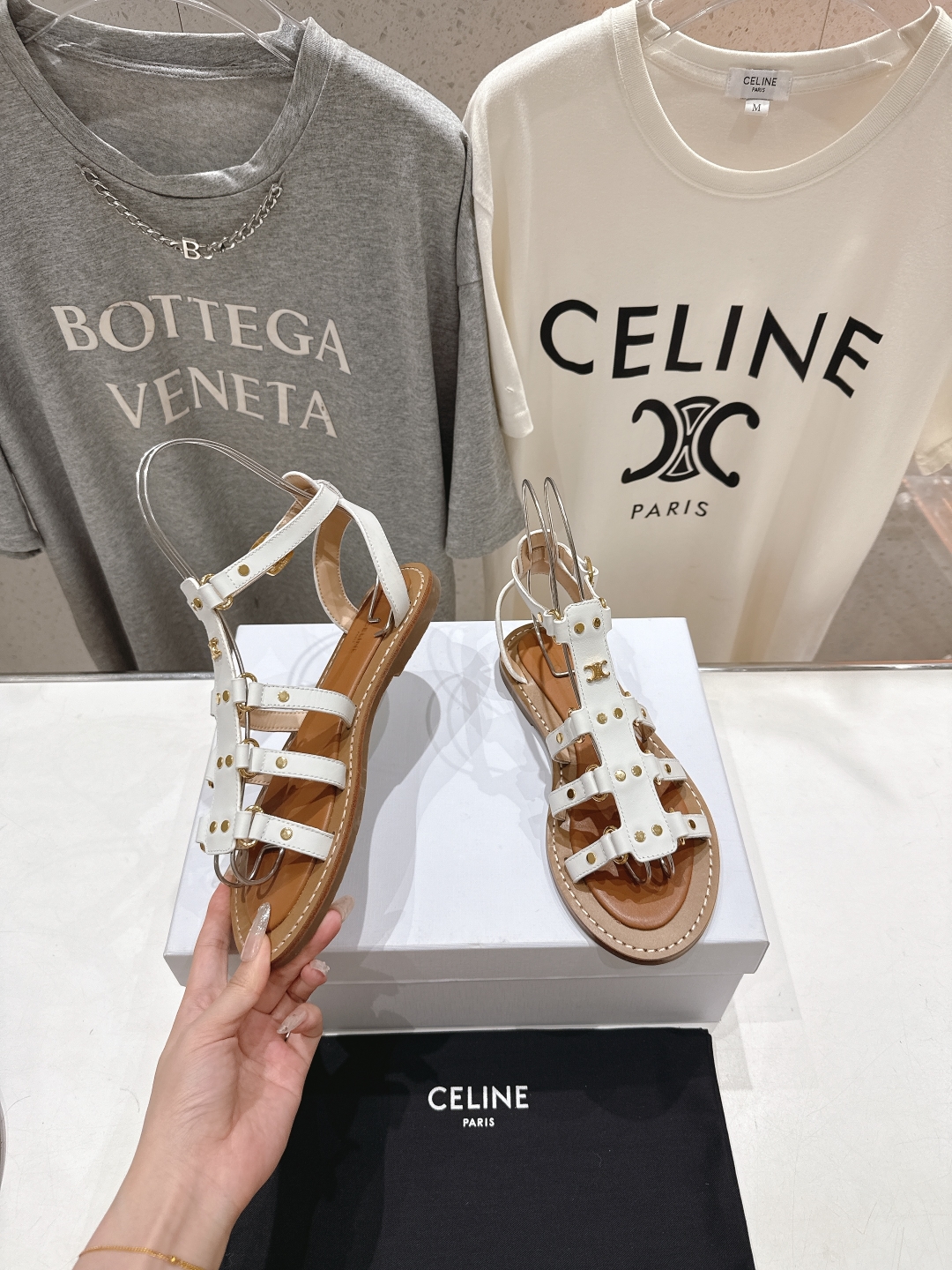 高版本出厂
  𝘾𝙚𝙡𝙞𝙣𝙚夏季最新赛琳时尚复古风罗马平底凉鞋
New Celine/思琳 凉鞋 ➿ 各