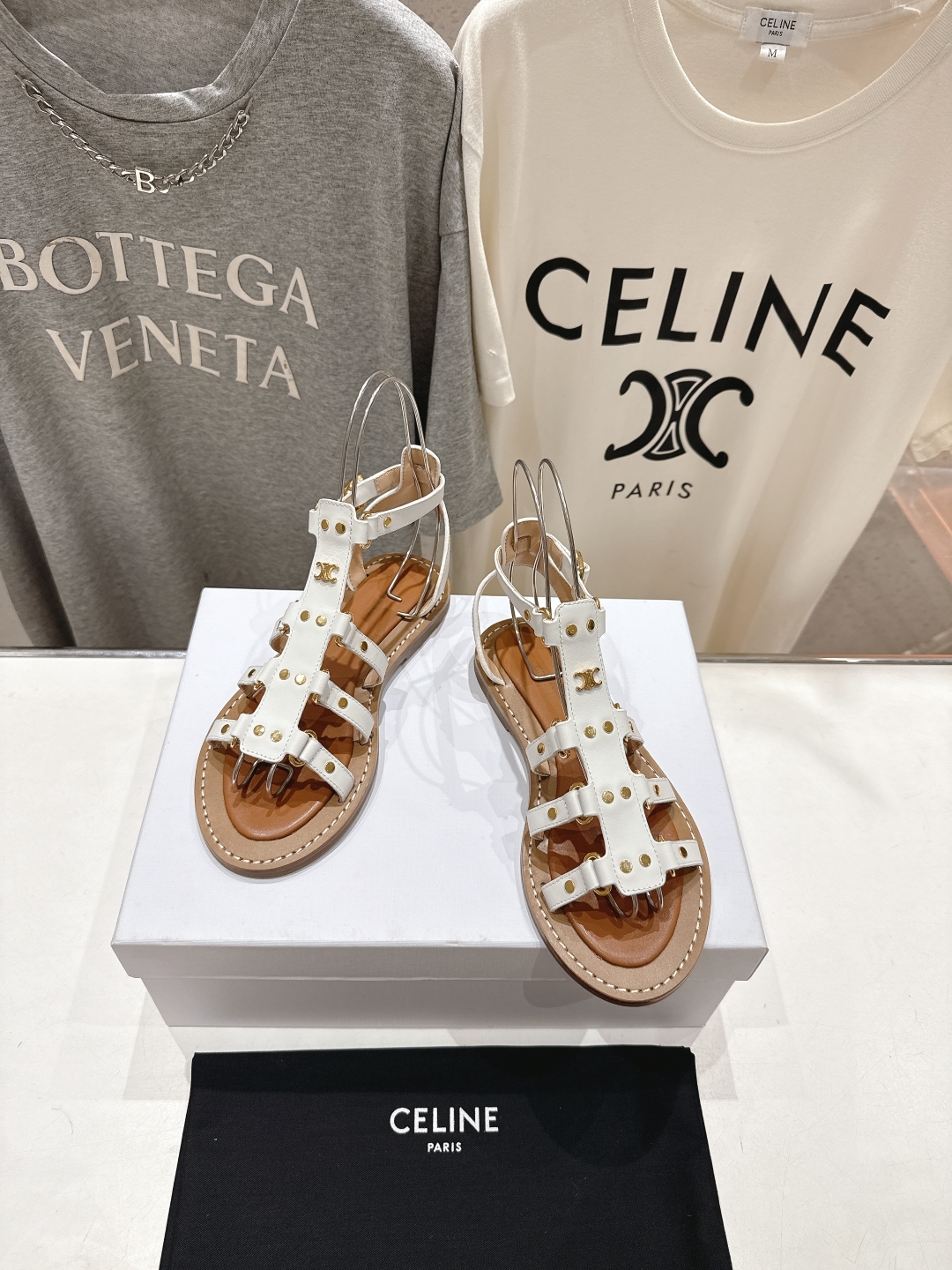 高版本出厂
  𝘾𝙚𝙡𝙞𝙣𝙚夏季最新赛琳时尚复古风罗马平底凉鞋
New Celine/思琳 凉鞋 ➿ 各