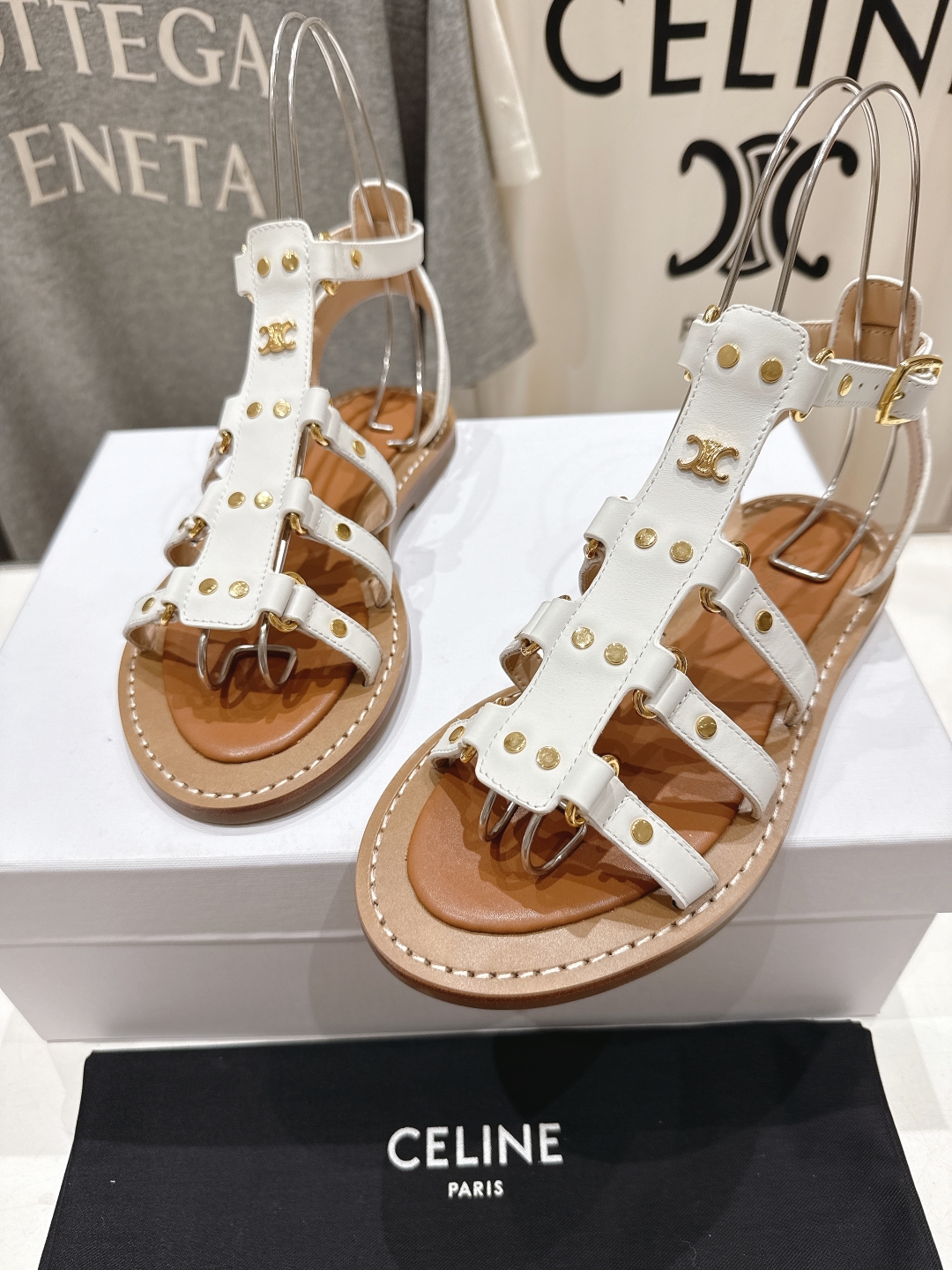 高版本出厂
  𝘾𝙚𝙡𝙞𝙣𝙚夏季最新赛琳时尚复古风罗马平底凉鞋
New Celine/思琳 凉鞋 ➿ 各