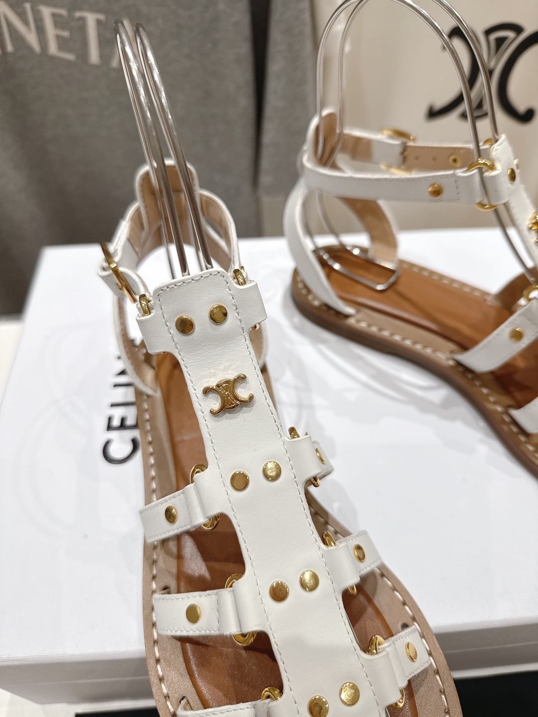 高版本出厂
  𝘾𝙚𝙡𝙞𝙣𝙚夏季最新赛琳时尚复古风罗马平底凉鞋
New Celine/思琳 凉鞋 ➿ 各