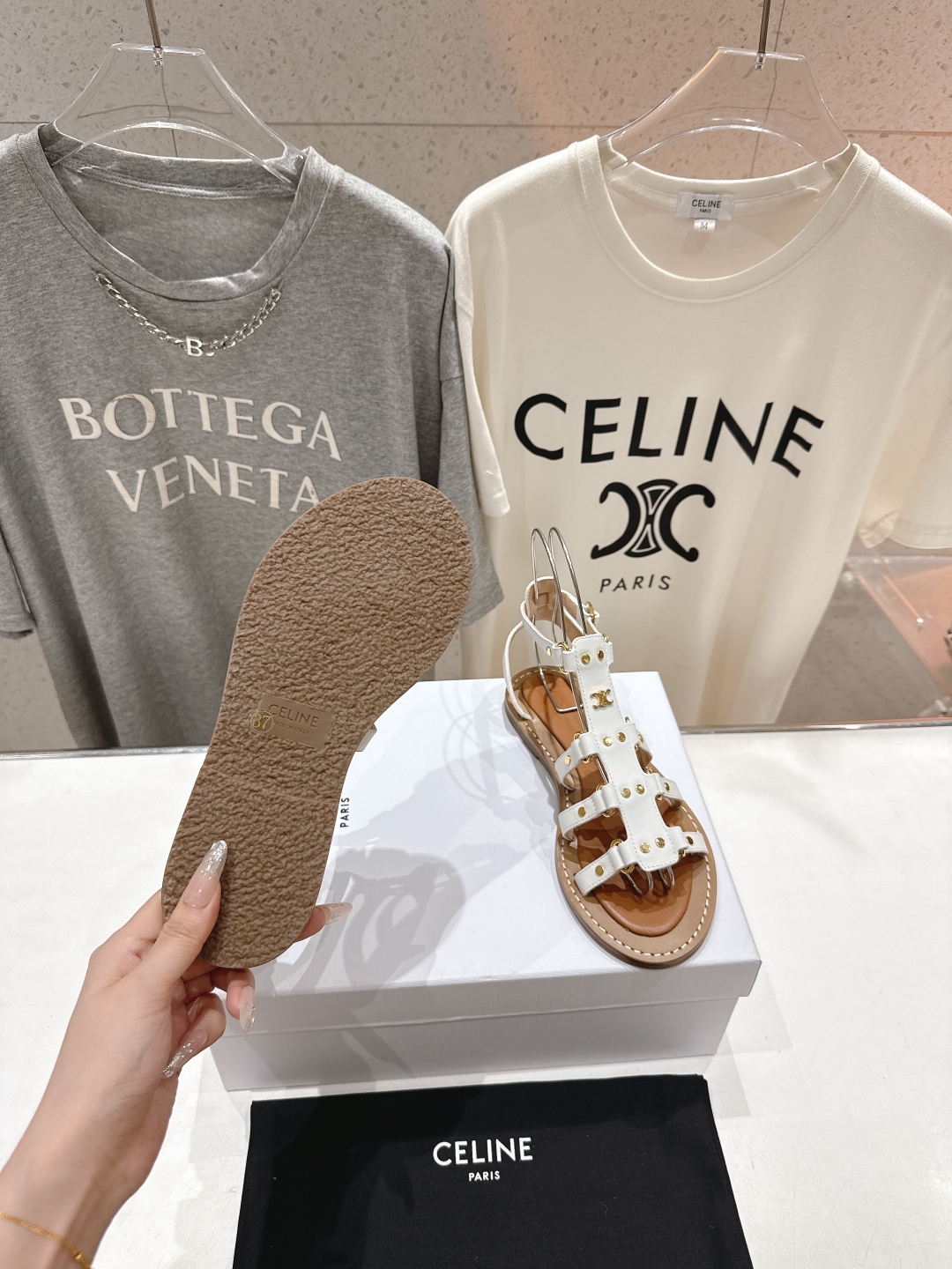 高版本出厂
  𝘾𝙚𝙡𝙞𝙣𝙚夏季最新赛琳时尚复古风罗马平底凉鞋
New Celine/思琳 凉鞋 ➿ 各