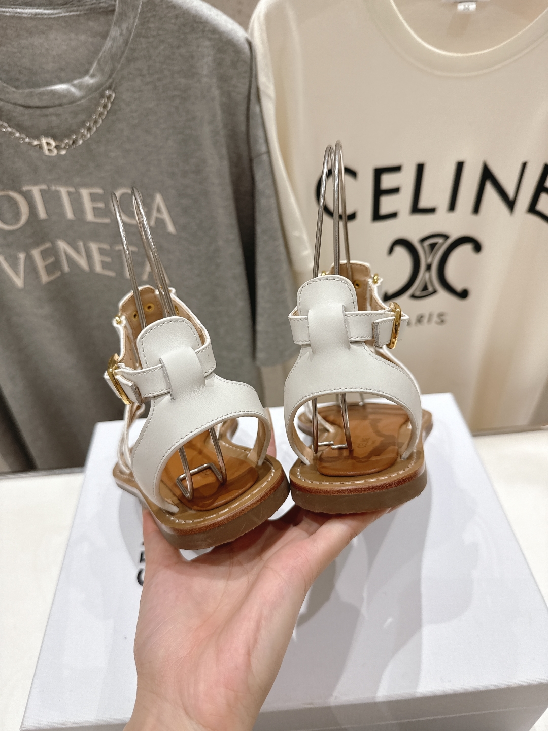 高版本出厂
  𝘾𝙚𝙡𝙞𝙣𝙚夏季最新赛琳时尚复古风罗马平底凉鞋
New Celine/思琳 凉鞋 ➿ 各