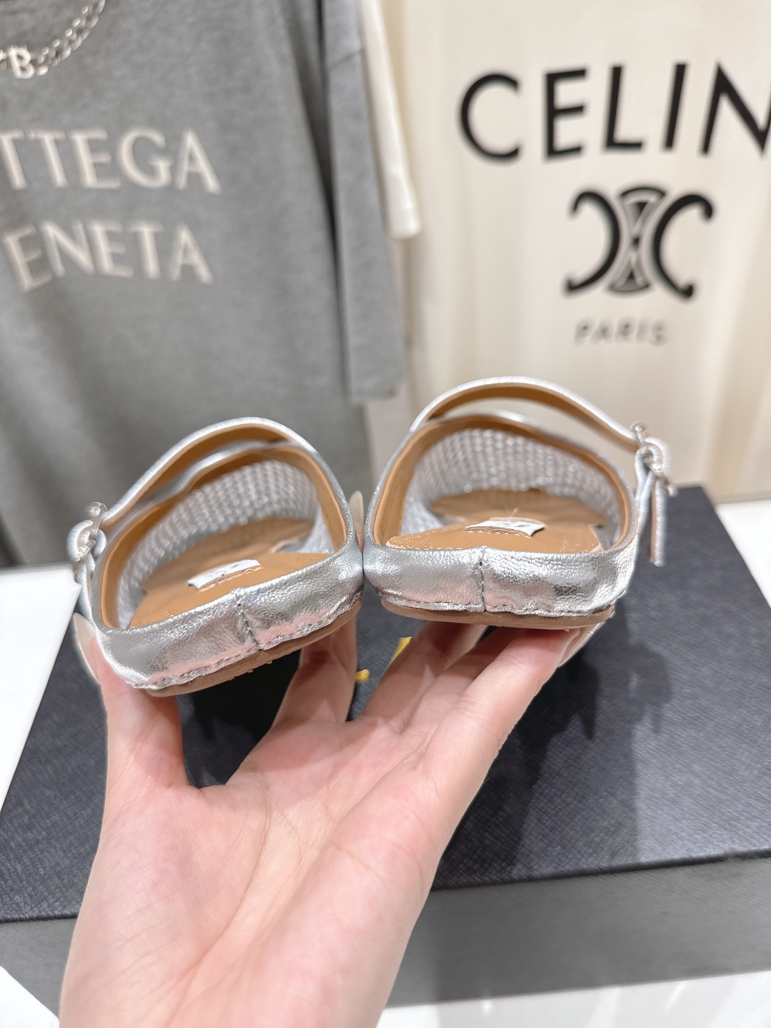 高版本出厂 
 独家新品 Alaia 阿莱亚25ss/ 走秀款平底半拖网面鞋 最近超火的一款平底鞋

章