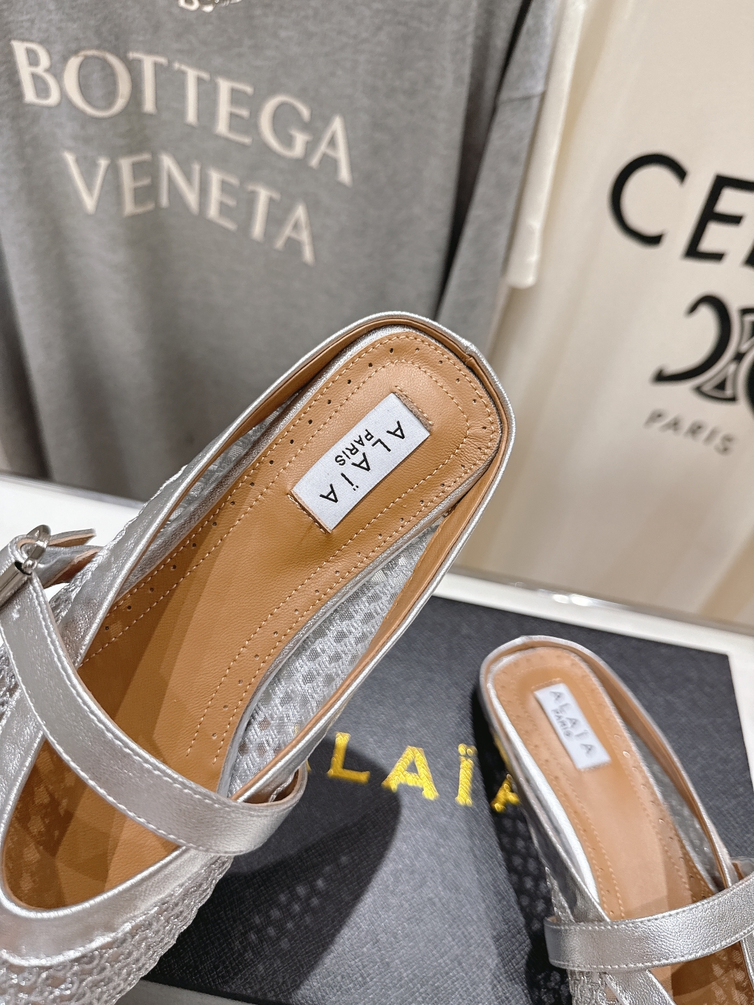 高版本出厂 
 独家新品 Alaia 阿莱亚25ss/ 走秀款平底半拖网面鞋 最近超火的一款平底鞋

章