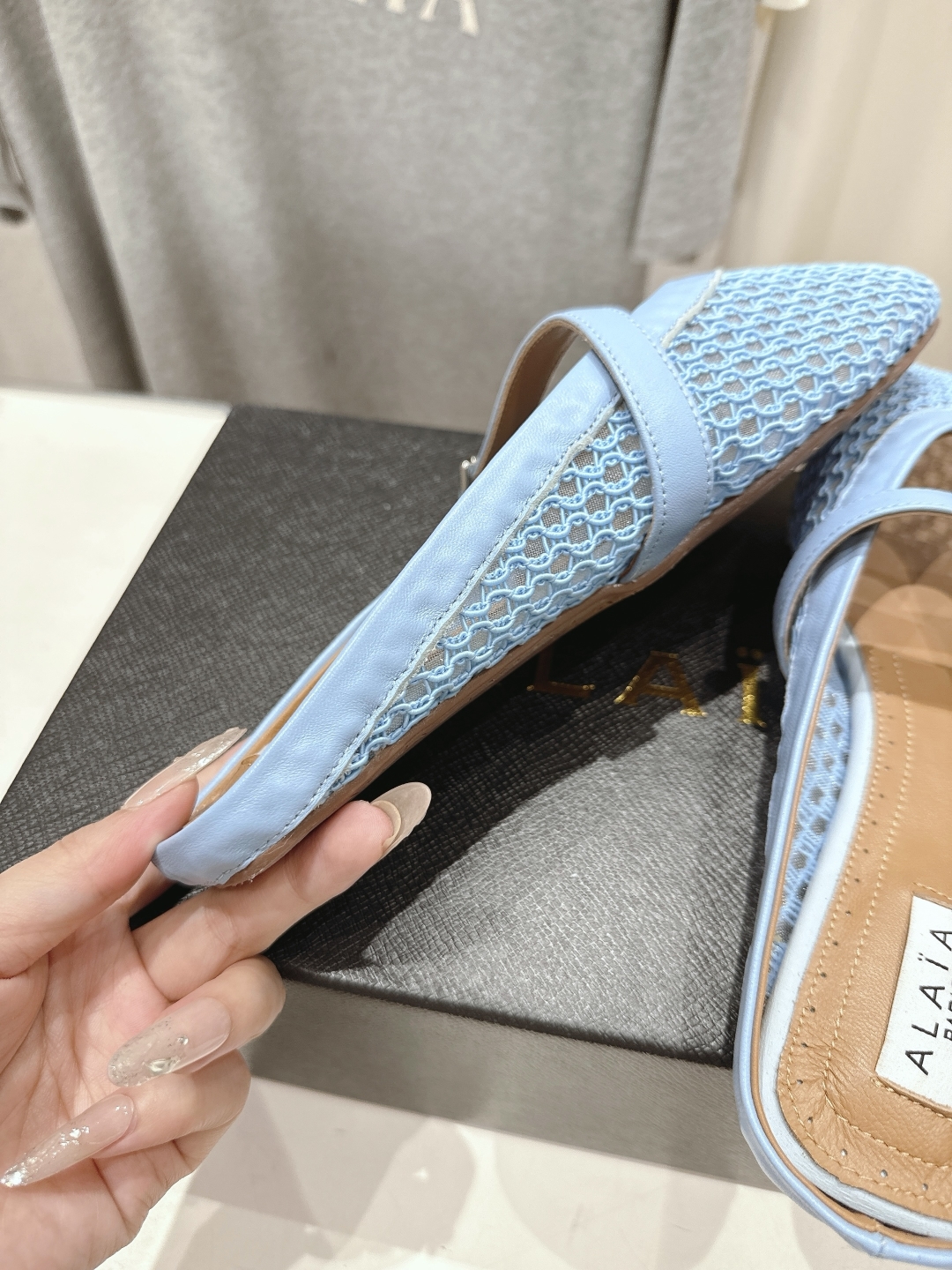 高版本出厂 
 独家新品 Alaia 阿莱亚25ss/ 走秀款平底半拖网面鞋 最近超火的一款平底鞋

章