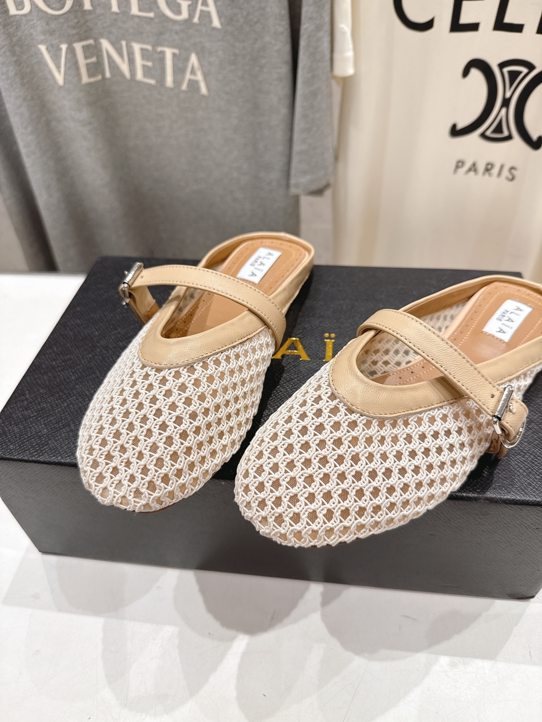 高版本出厂 
 独家新品 Alaia 阿莱亚25ss/ 走秀款平底半拖网面鞋 最近超火的一款平底鞋

章