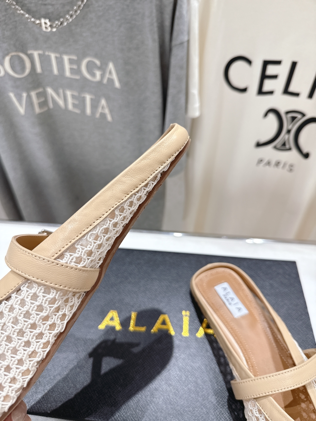 高版本出厂 
 独家新品 Alaia 阿莱亚25ss/ 走秀款平底半拖网面鞋 最近超火的一款平底鞋

章