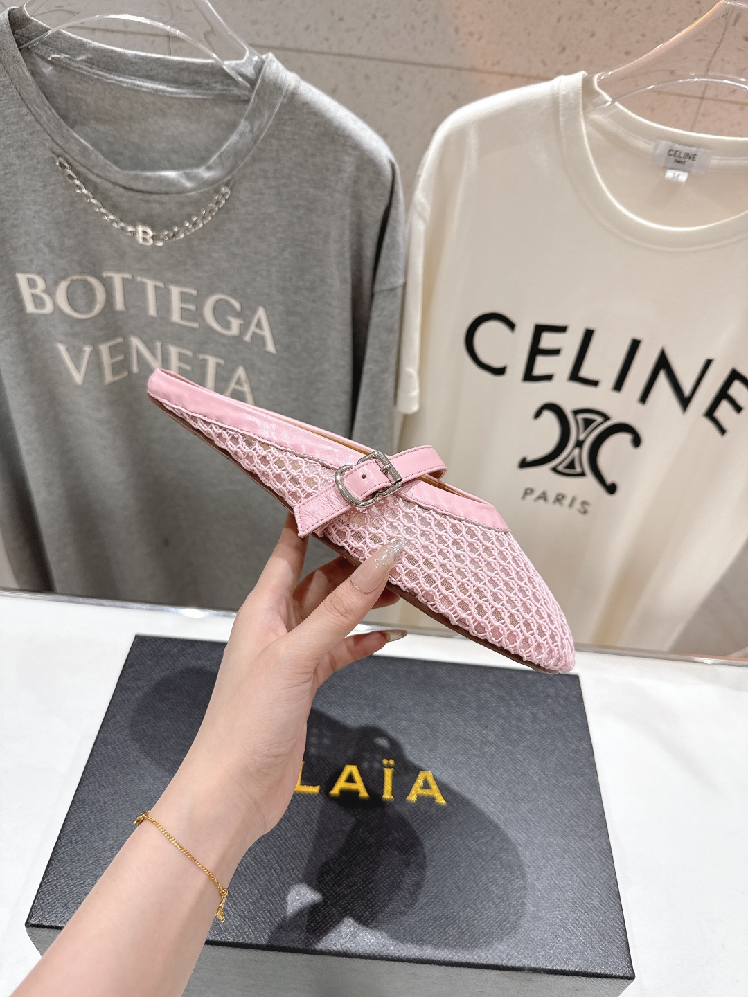 高版本出厂 
 独家新品 Alaia 阿莱亚25ss/ 走秀款平底半拖网面鞋 最近超火的一款平底鞋

章