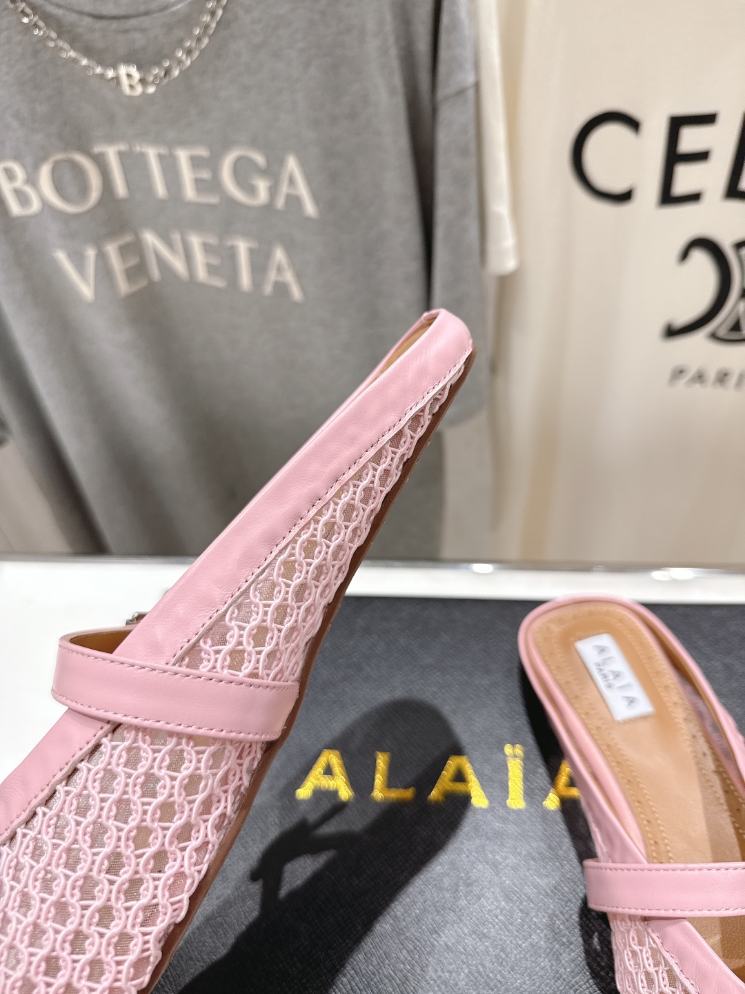 高版本出厂 
 独家新品 Alaia 阿莱亚25ss/ 走秀款平底半拖网面鞋 最近超火的一款平底鞋

章