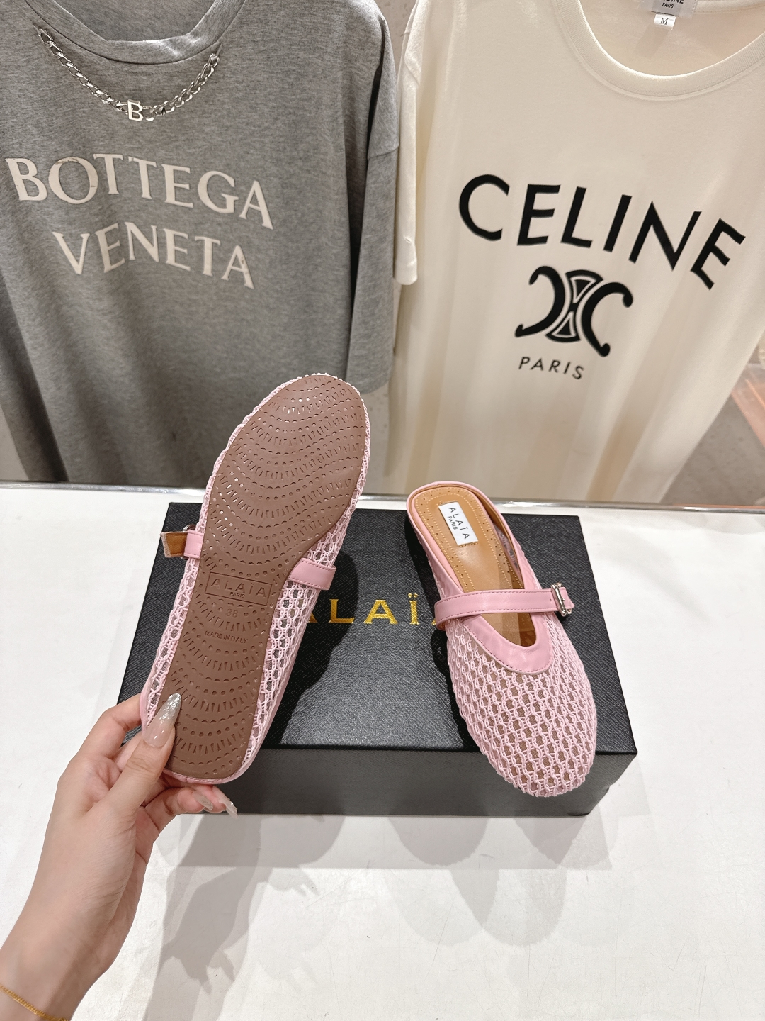 高版本出厂 
 独家新品 Alaia 阿莱亚25ss/ 走秀款平底半拖网面鞋 最近超火的一款平底鞋

章