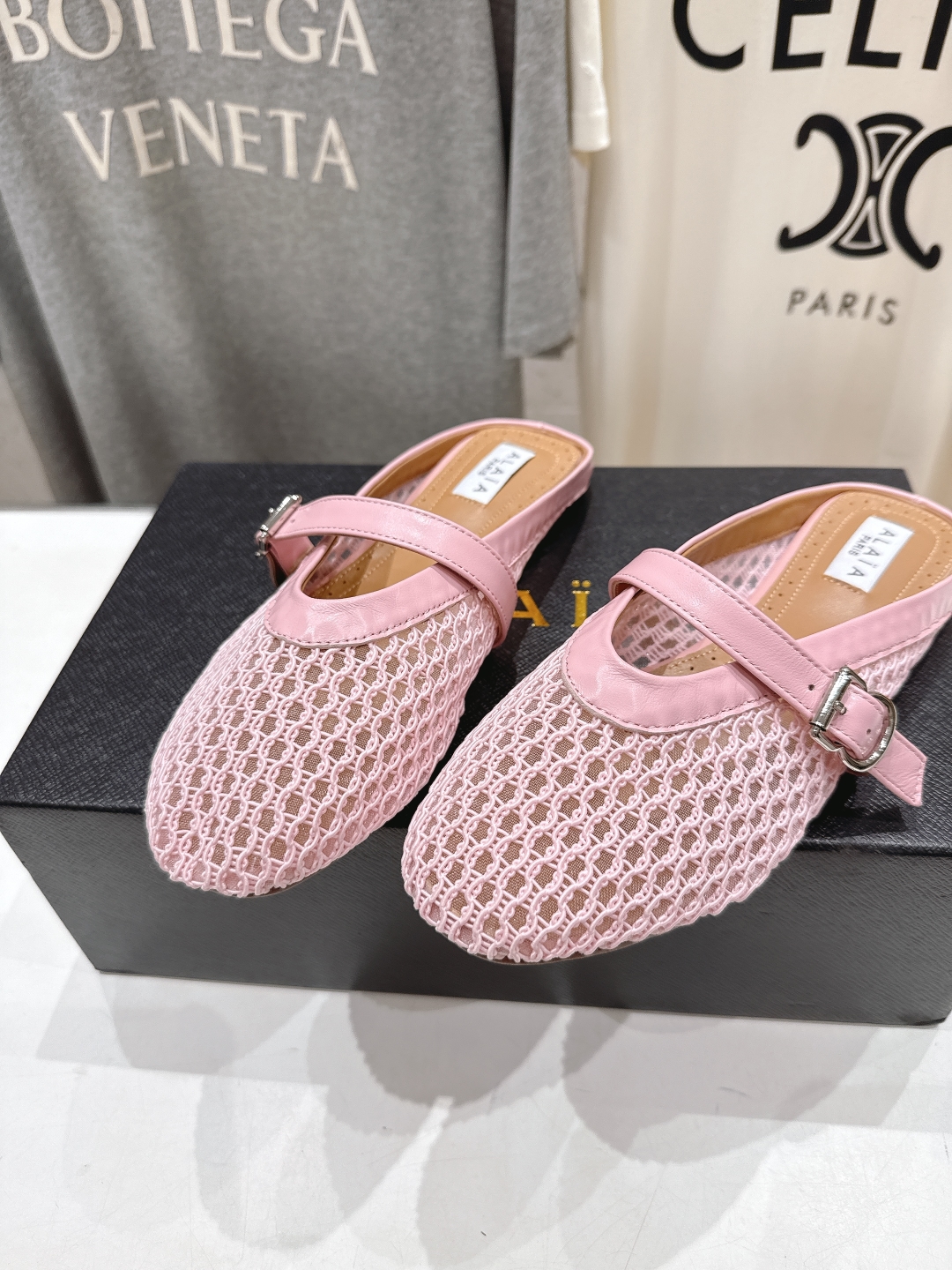 高版本出厂 
 独家新品 Alaia 阿莱亚25ss/ 走秀款平底半拖网面鞋 最近超火的一款平底鞋

章
