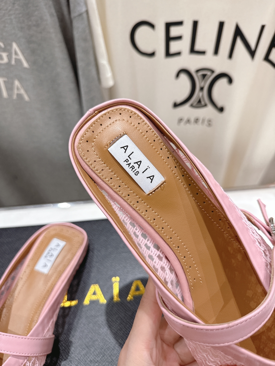 高版本出厂 
 独家新品 Alaia 阿莱亚25ss/ 走秀款平底半拖网面鞋 最近超火的一款平底鞋

章