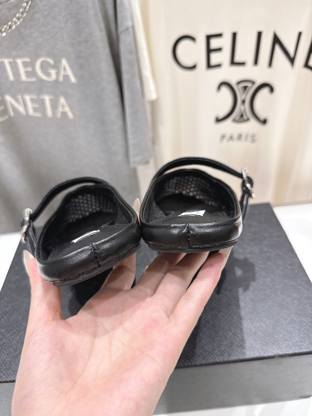 高版本出厂 
 独家新品 Alaia 阿莱亚25ss/ 走秀款平底半拖网面鞋 最近超火的一款平底鞋

章