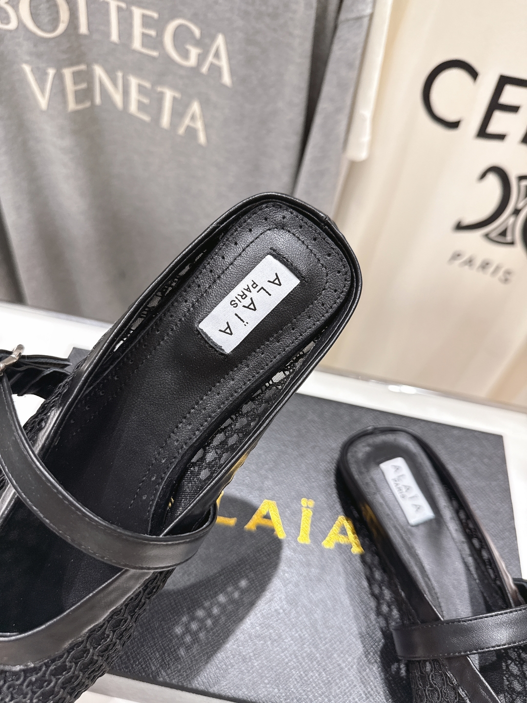 高版本出厂 
 独家新品 Alaia 阿莱亚25ss/ 走秀款平底半拖网面鞋 最近超火的一款平底鞋

章