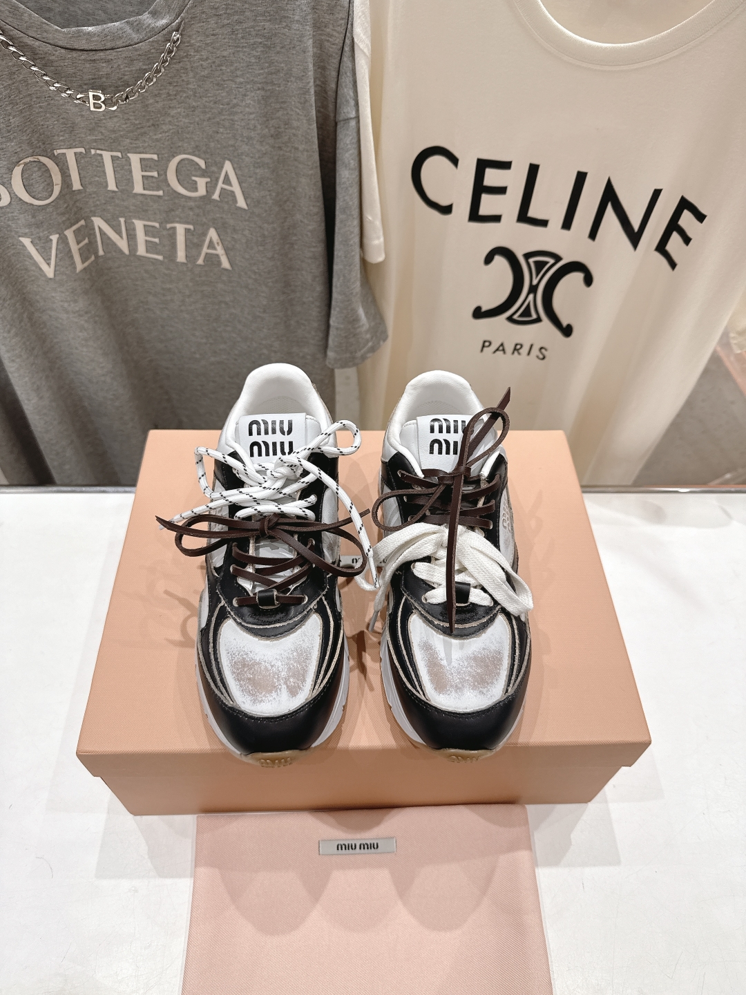 高版本出厂
  MiuMiu/繆繆25ss new arrival～miu家2025走秀新款 复古做旧阿