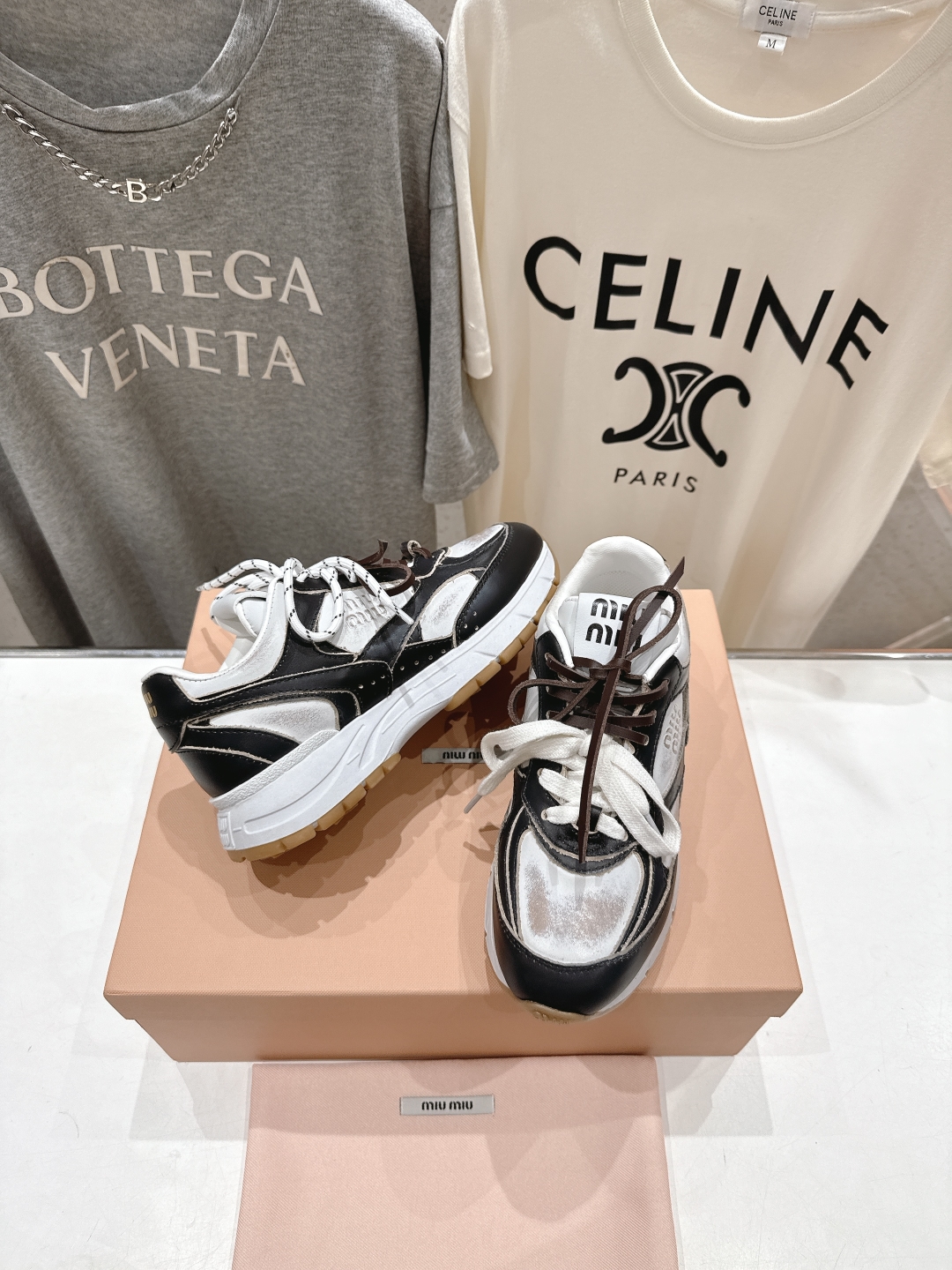 高版本出厂
  MiuMiu/繆繆25ss new arrival～miu家2025走秀新款 复古做旧阿