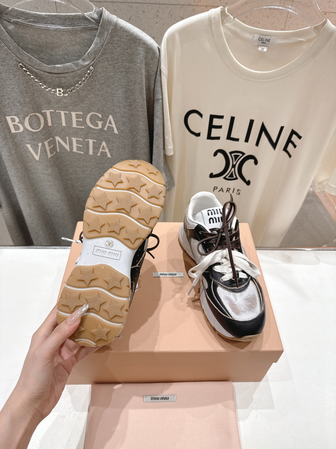高版本出厂
  MiuMiu/繆繆25ss new arrival～miu家2025走秀新款 复古做旧阿