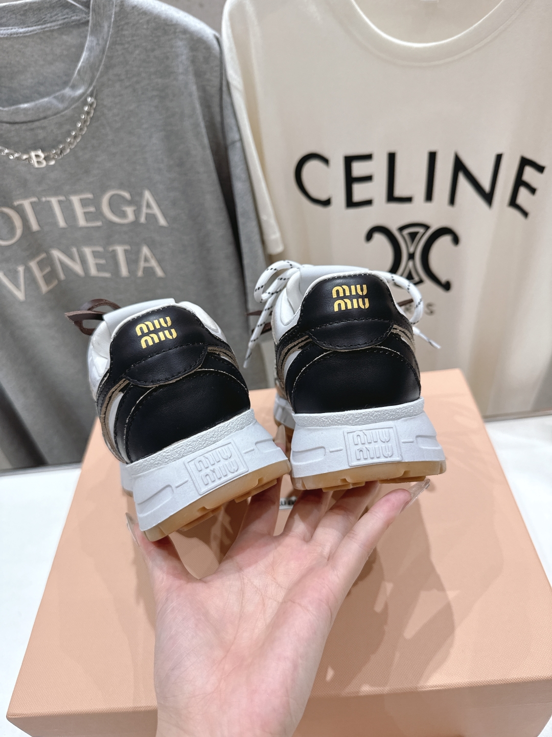 高版本出厂
  MiuMiu/繆繆25ss new arrival～miu家2025走秀新款 复古做旧阿