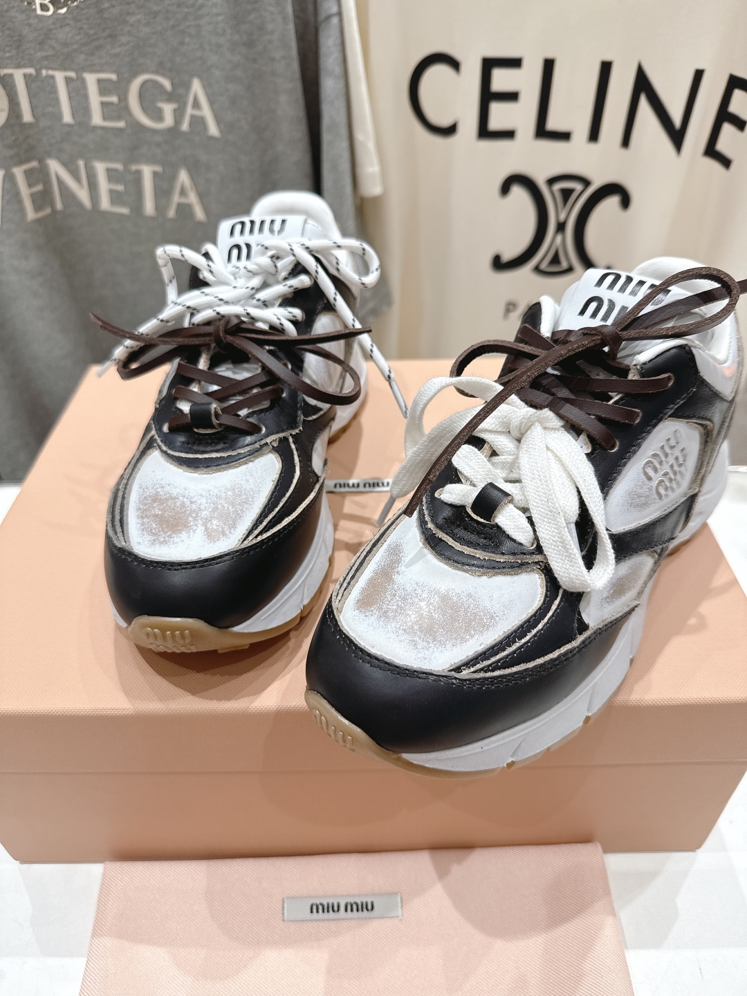 高版本出厂
  MiuMiu/繆繆25ss new arrival～miu家2025走秀新款 复古做旧阿