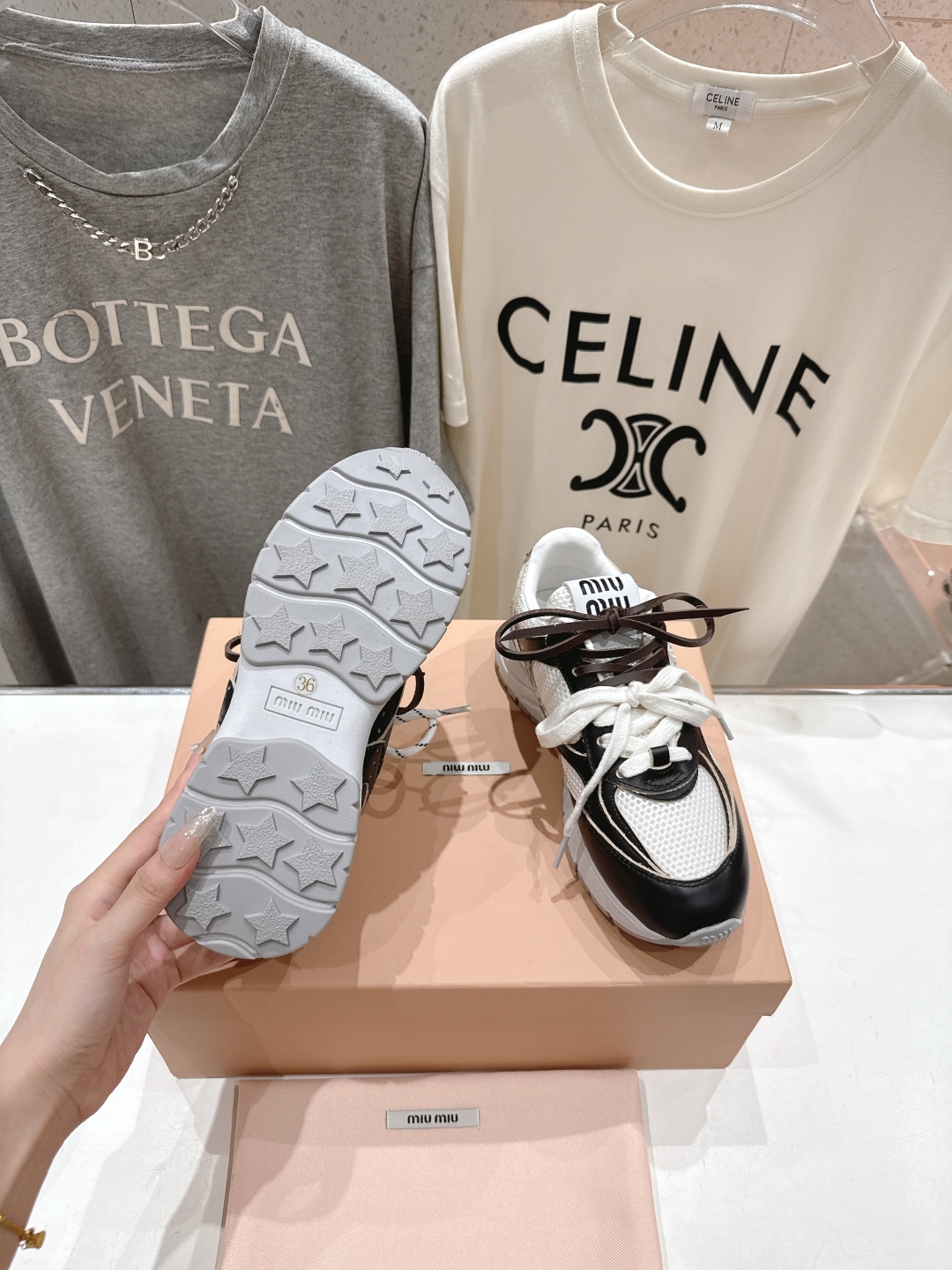 高版本出厂
  MiuMiu/繆繆25ss new arrival～miu家2025走秀新款 复古做旧阿