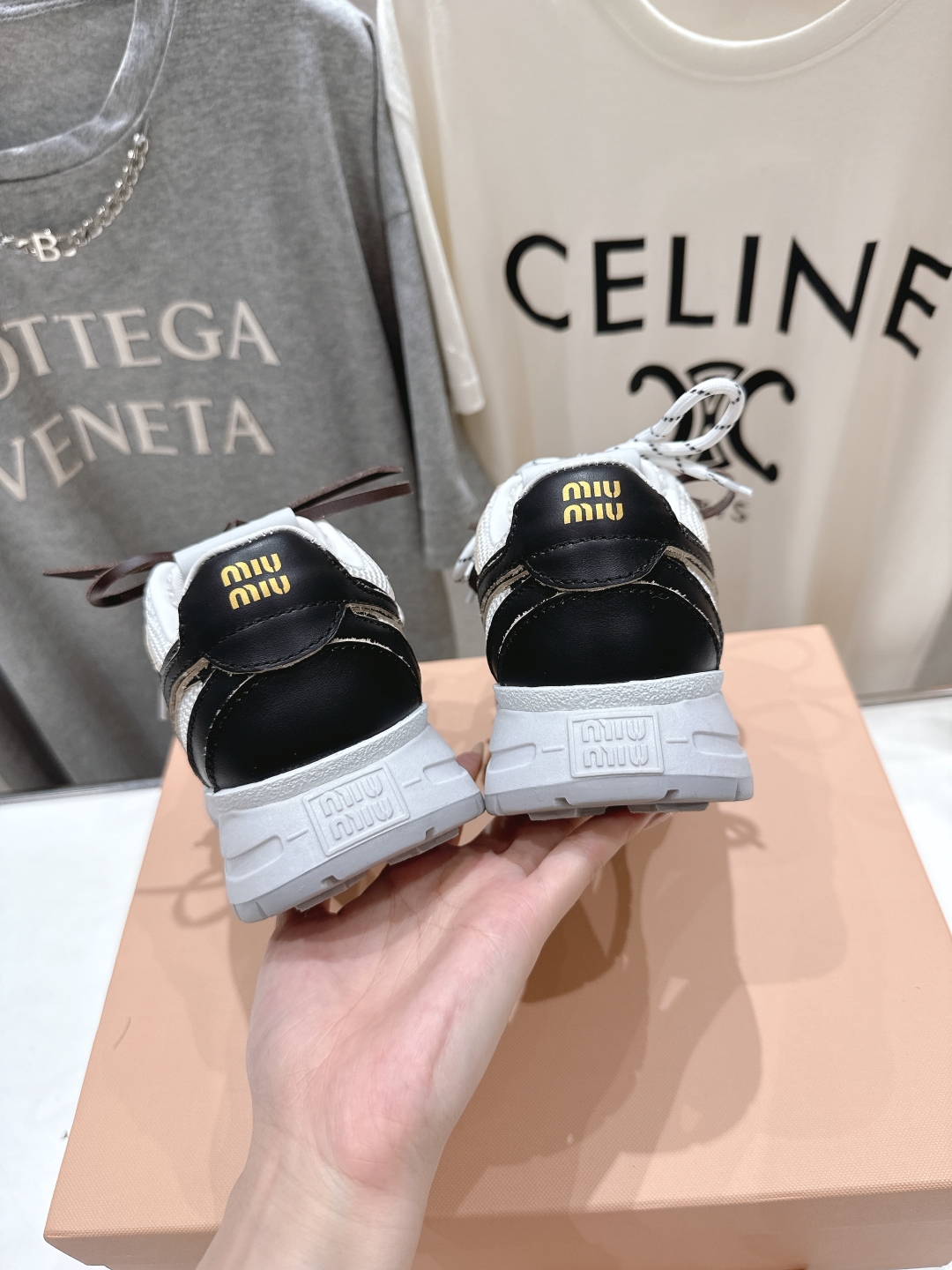 高版本出厂
  MiuMiu/繆繆25ss new arrival～miu家2025走秀新款 复古做旧阿