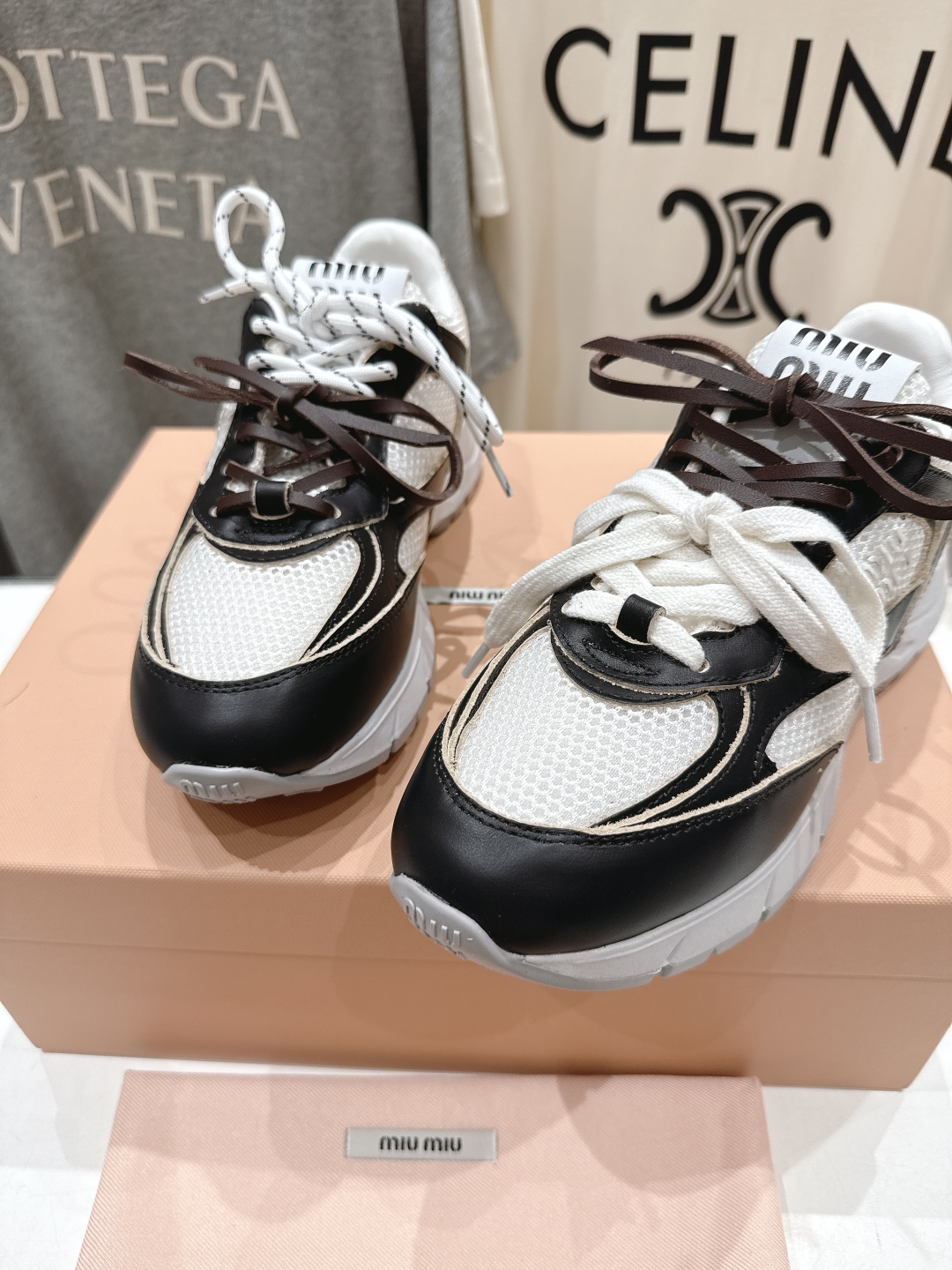 高版本出厂
  MiuMiu/繆繆25ss new arrival～miu家2025走秀新款 复古做旧阿